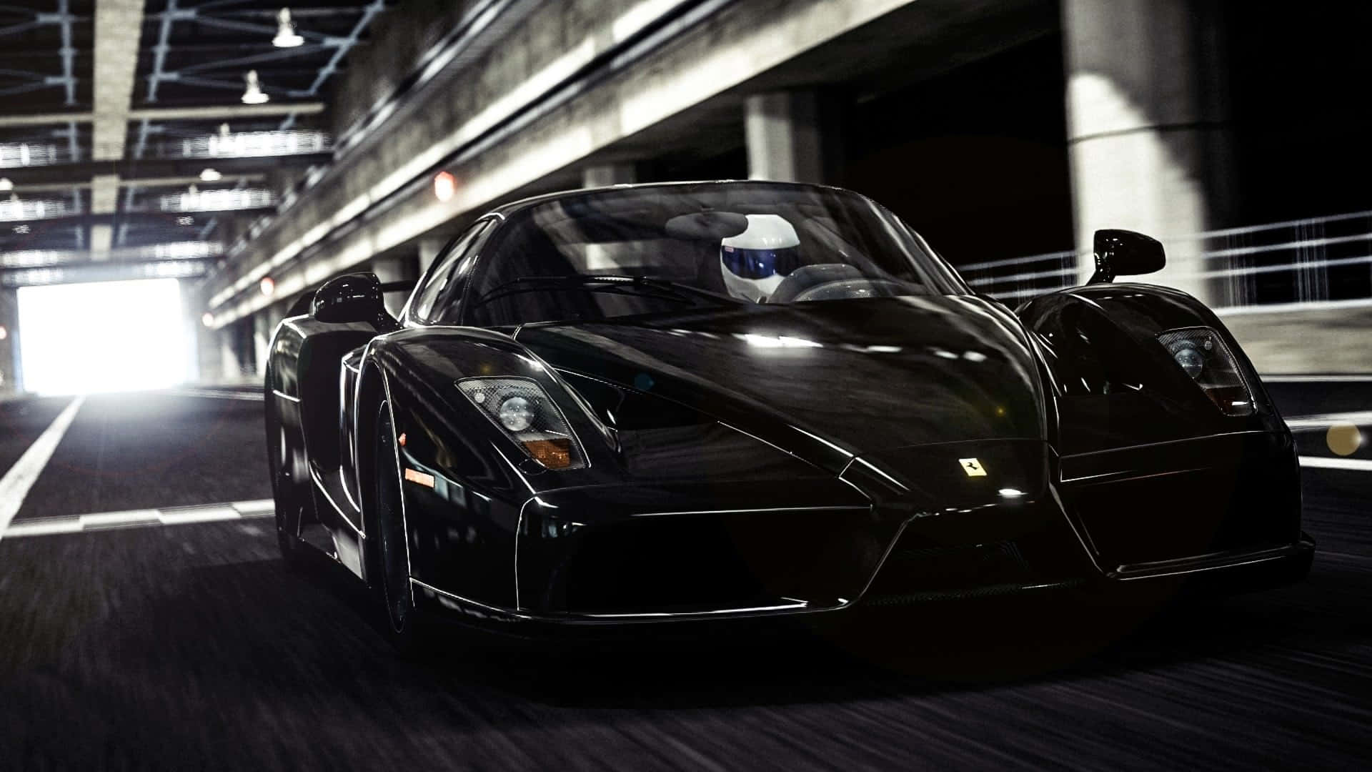 Ferrari Enzo 桌布 壁紙 — 一輛時尚的黑色法拉利Enzo在光線昏暗的地下隧道中疾馳，帶有動態模糊和戲劇性燈光效果。