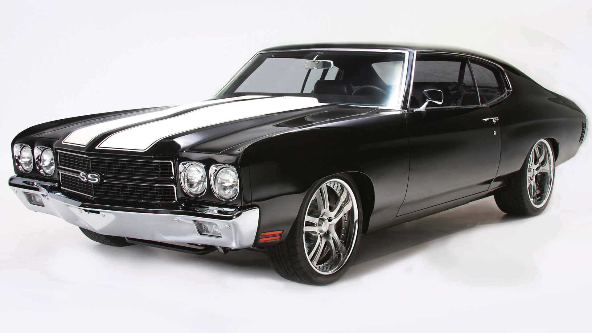 Black And White Vintage Car 桌布 壁紙 — 一輛時尚的黑色經典肌肉車，帶有白色賽車條紋和鍍鉻輪圈，擺放在乾淨的白色背景前。