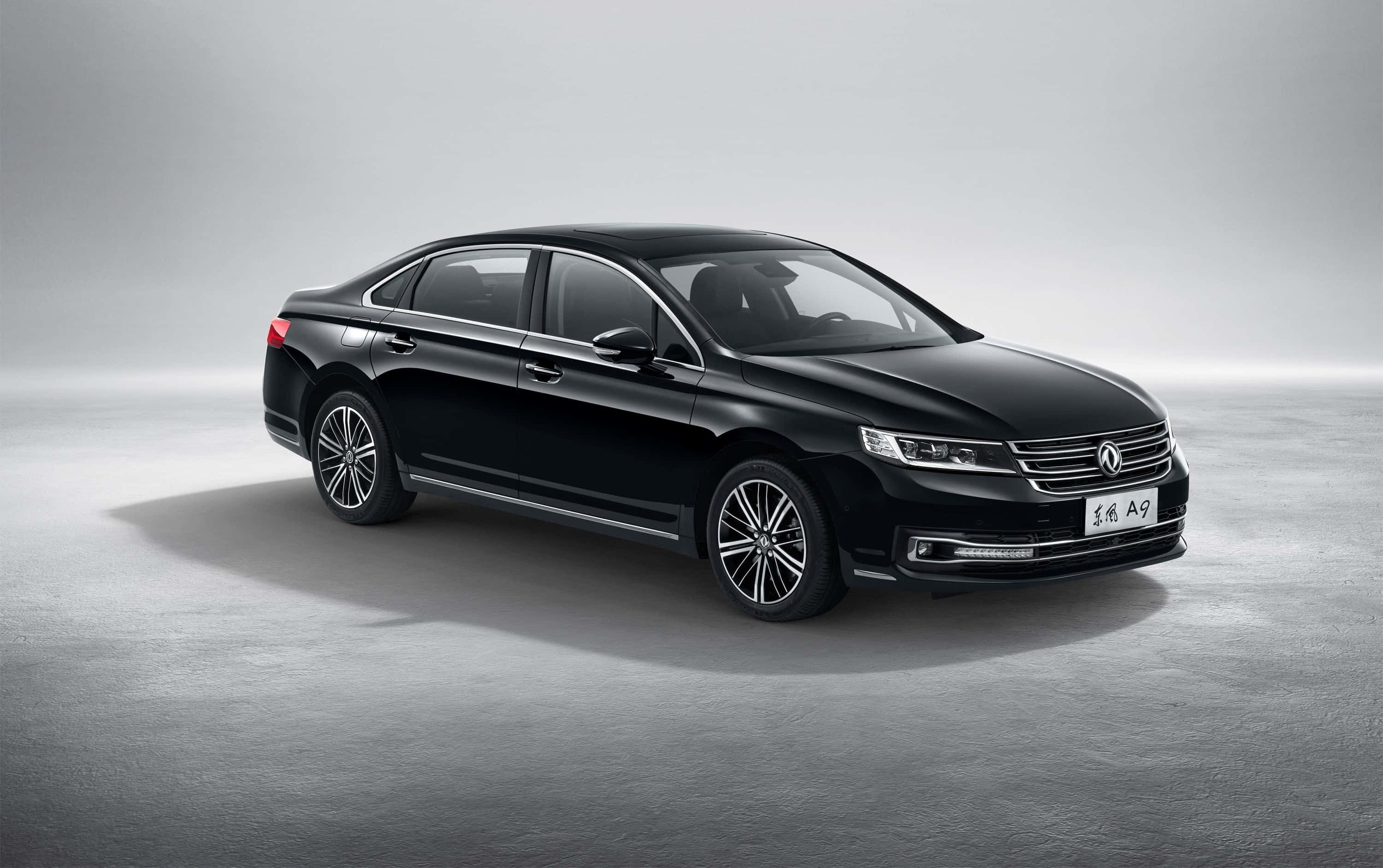 Dongfeng 桌布 壁紙 — 一輛時尚的黑色豪華轎車，帶有鍍鉻飾條和合金輪圈，在簡約的攝影棚環境中展示，光線柔和。