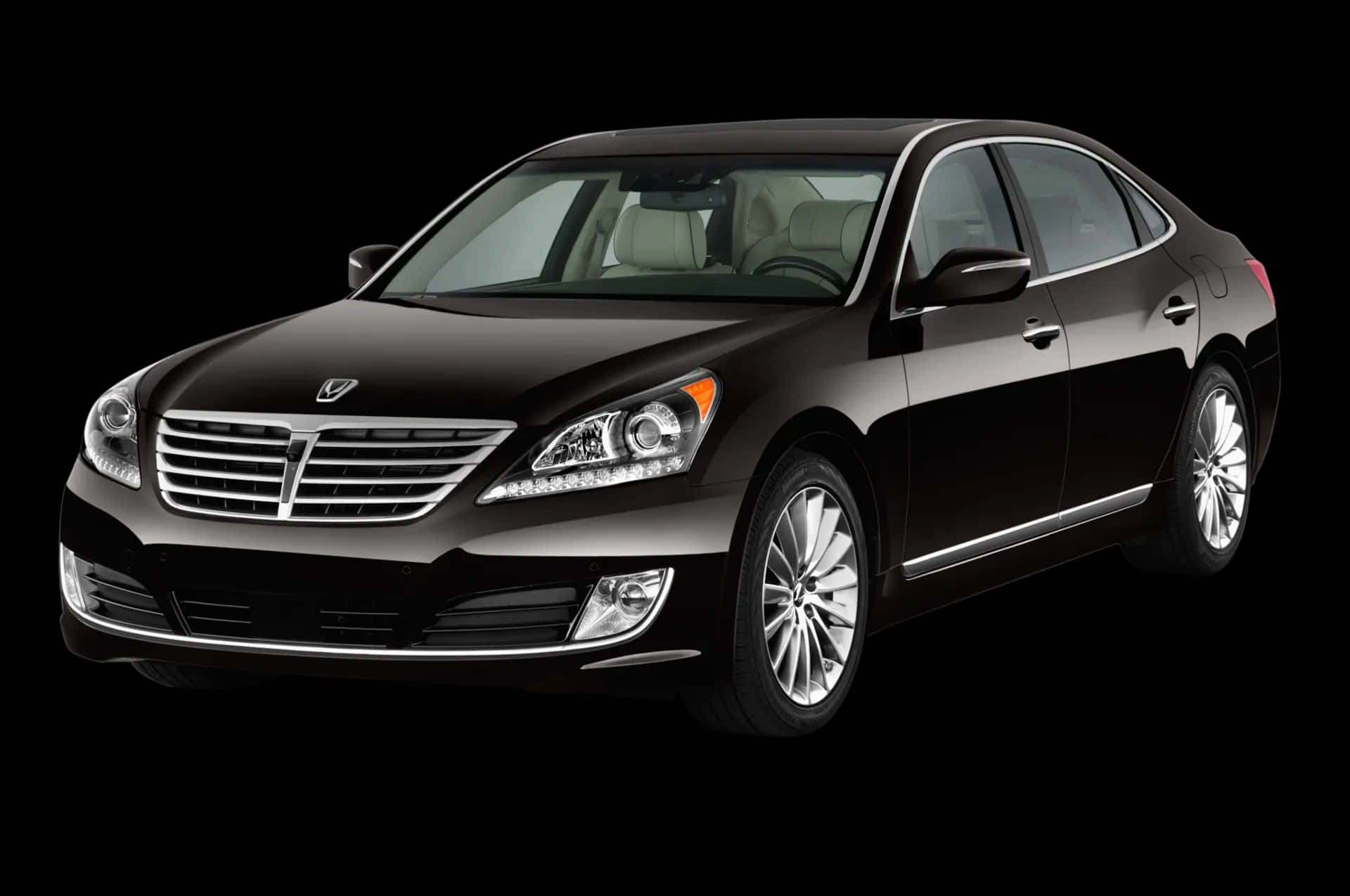Hyundai Equus 桌布 壁紙 — 一輛時尚的黑色豪華轎車，帶有鍍鉻裝飾和銀色輪圈，孤立在純黑色背景上。