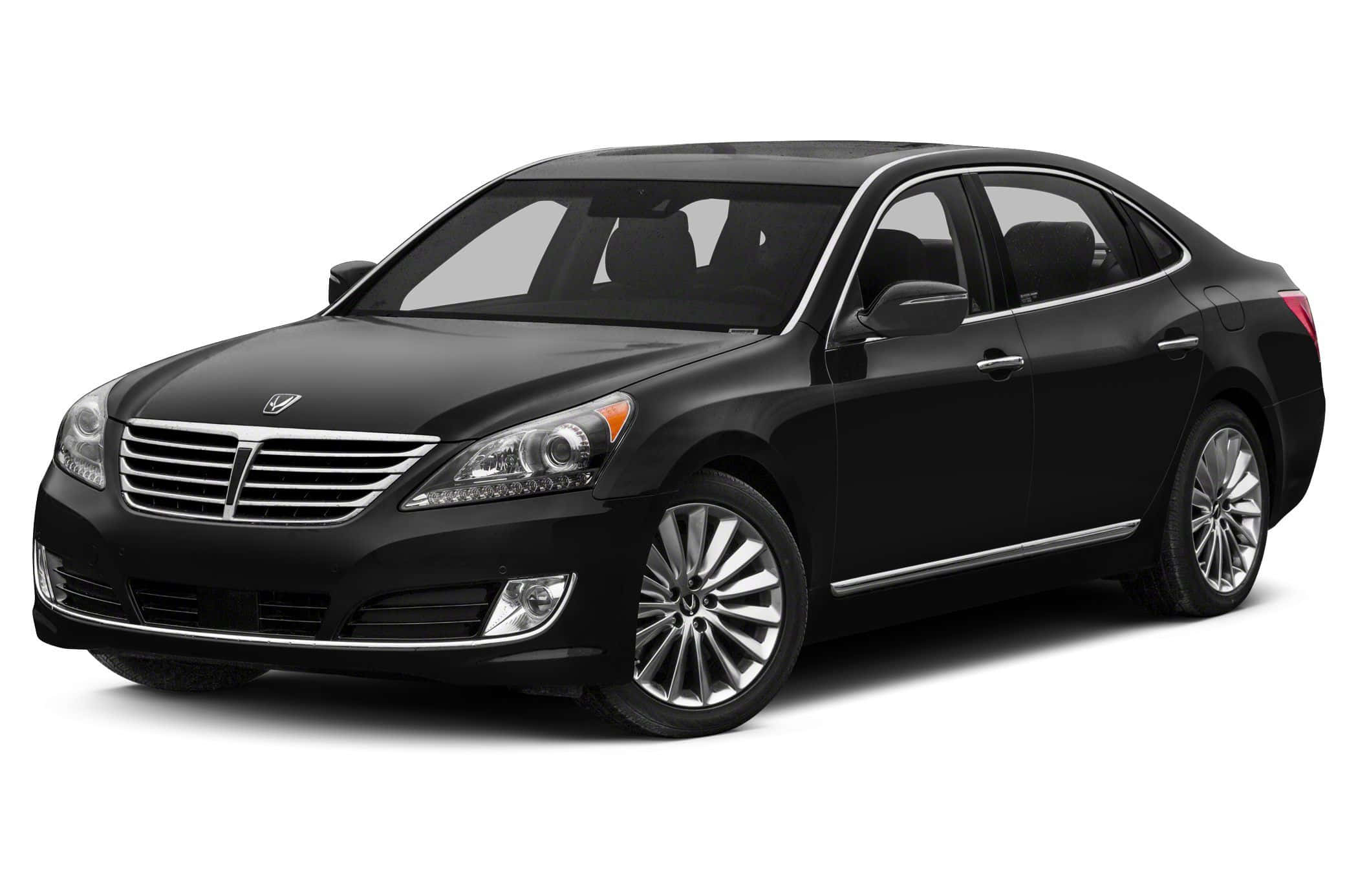 Hyundai Equus 桌布 壁紙 — 一輛時尚的黑色豪華轎車，帶有鍍鉻裝飾和合金輪圈，在白色背景的影樓燈光下展示。