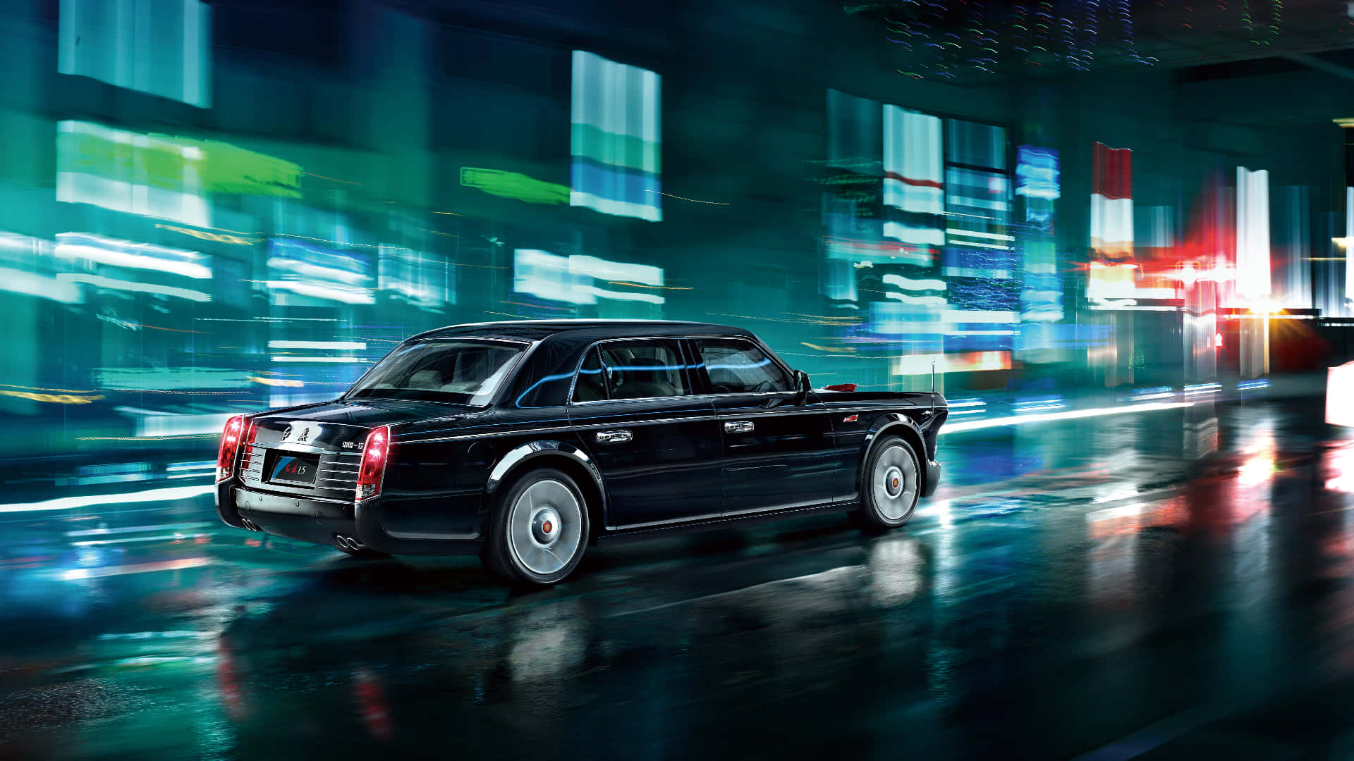 Hongqi 桌布 壁紙 — 一輛時尚的黑色豪華轎車在夜晚的霓虹燈雨中街道上疾馳，留下流光溢彩。
