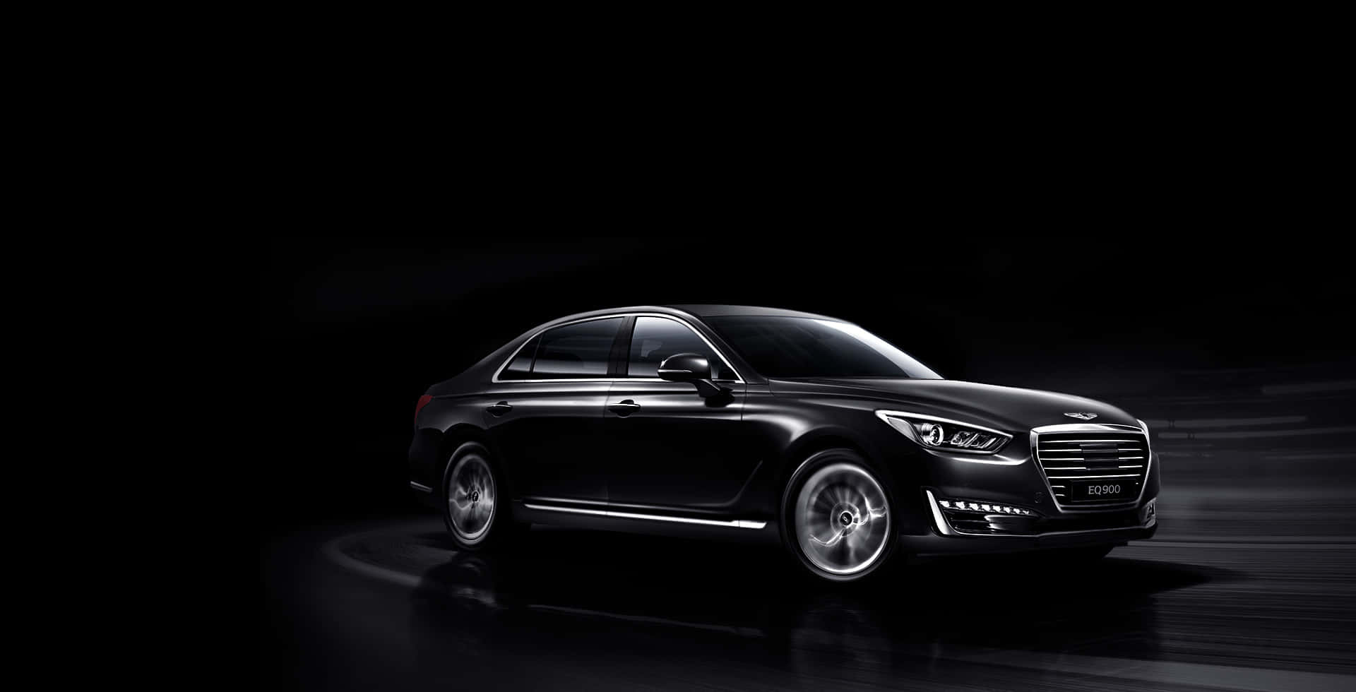Genesis G90 桌布 壁紙 — 一輛時尚的黑色豪華轎車在戲劇性的工作室燈光下，在深色反光表面上滑行。
