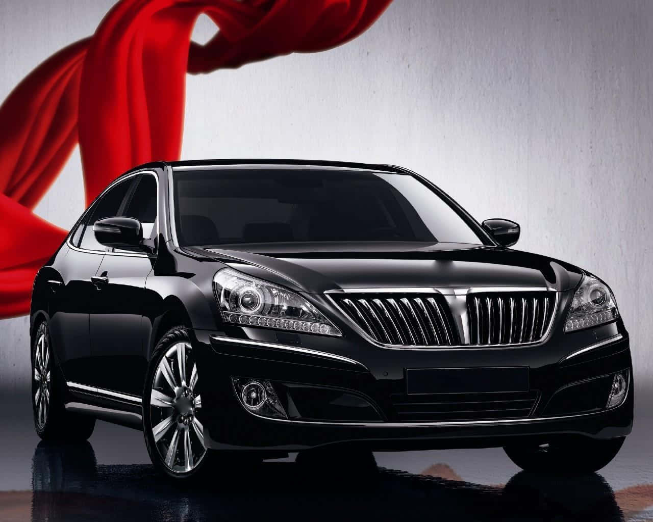 Hyundai Equus 桌布 壁紙 — 一輛時尚的黑色豪華轎車在攝影棚燈光下閃耀，背景是流動的紅色布料和紋理灰色牆壁。