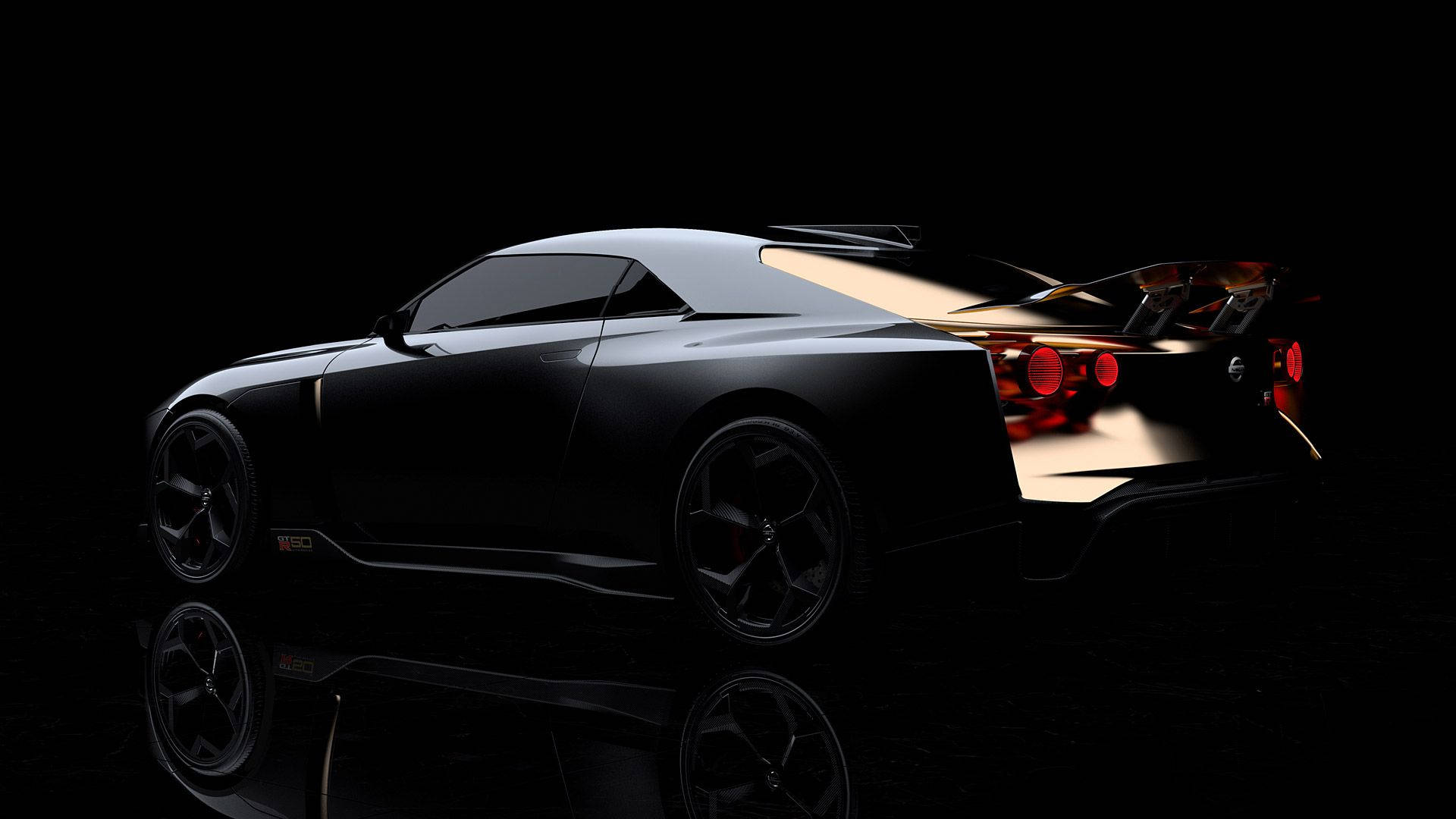 Nissan GTR 50 壁紙 — 一輛時尚的黑色跑車，帶有發光的紅色尾燈，在帶有反射表面的深色背景上展示。