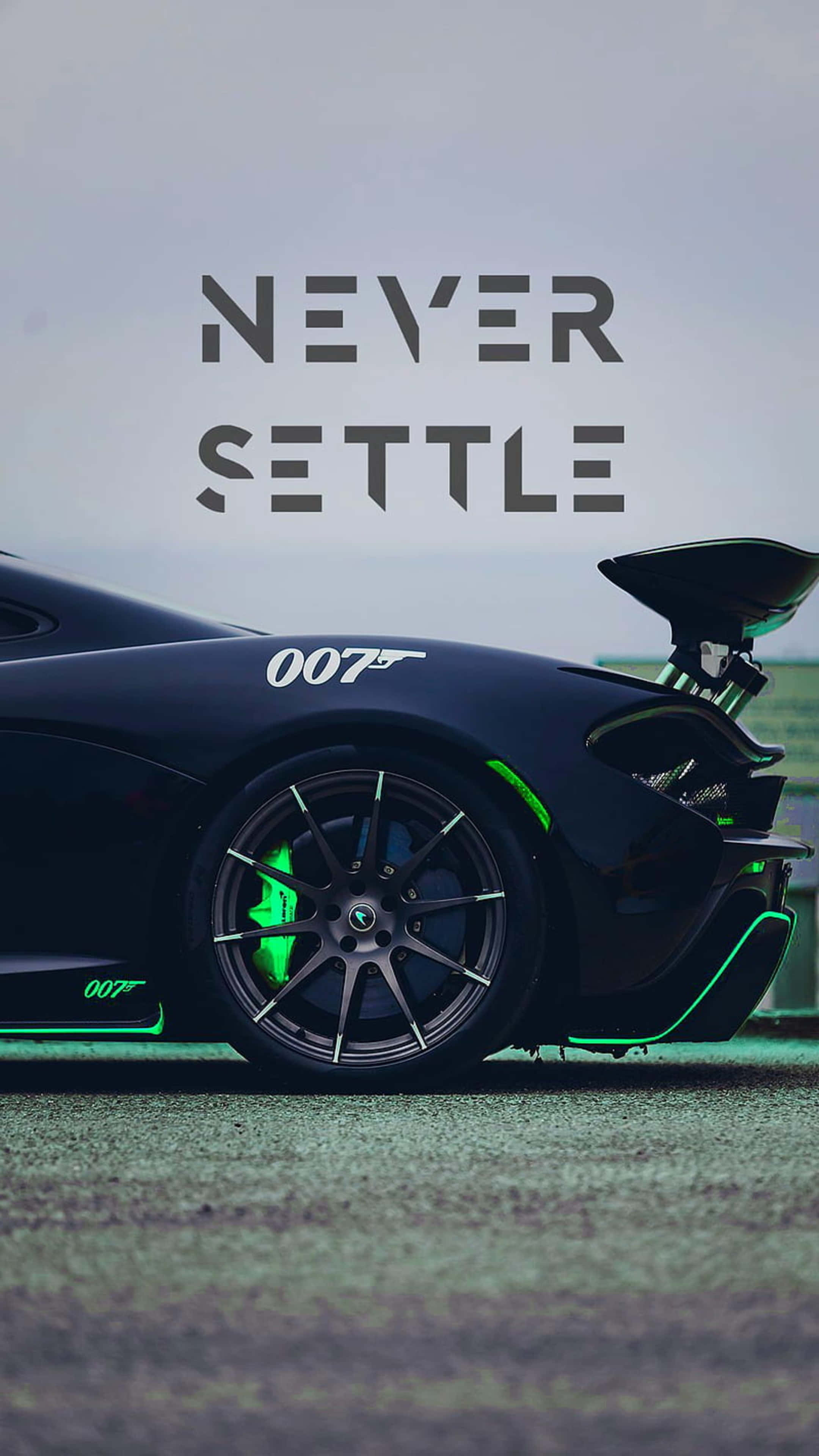 4K Car 桌布 壁紙 — 一輛時尚的黑色跑車，帶有綠色裝飾和「007」品牌標誌，停泊在陰天下的賽道上，上方有「NEVER SETTLE」文字。