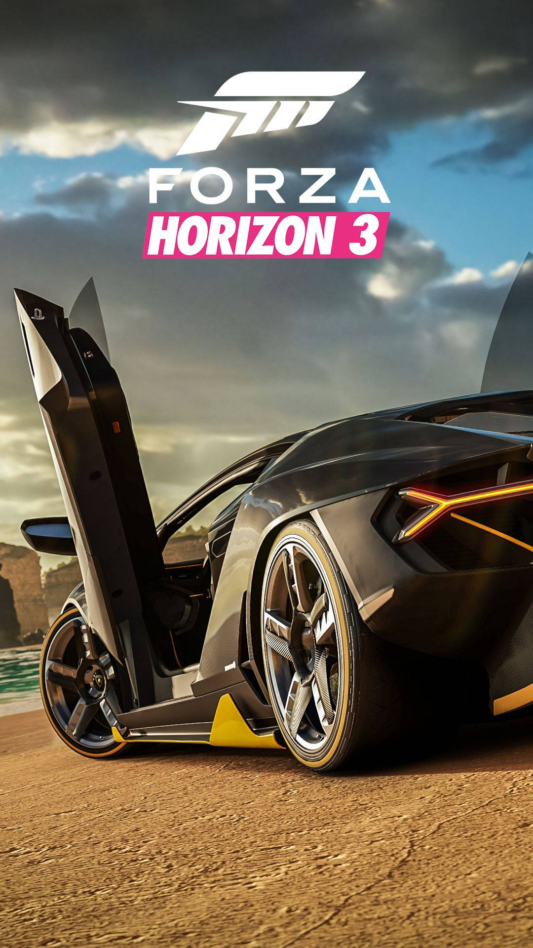 Forza Horizon iPhone 壁紙 — 一輛時尚的黑色跑車，帶有黃色點綴和打開的車門，停在陽光普照的泥路旁，靠近懸崖，天空壯麗。
