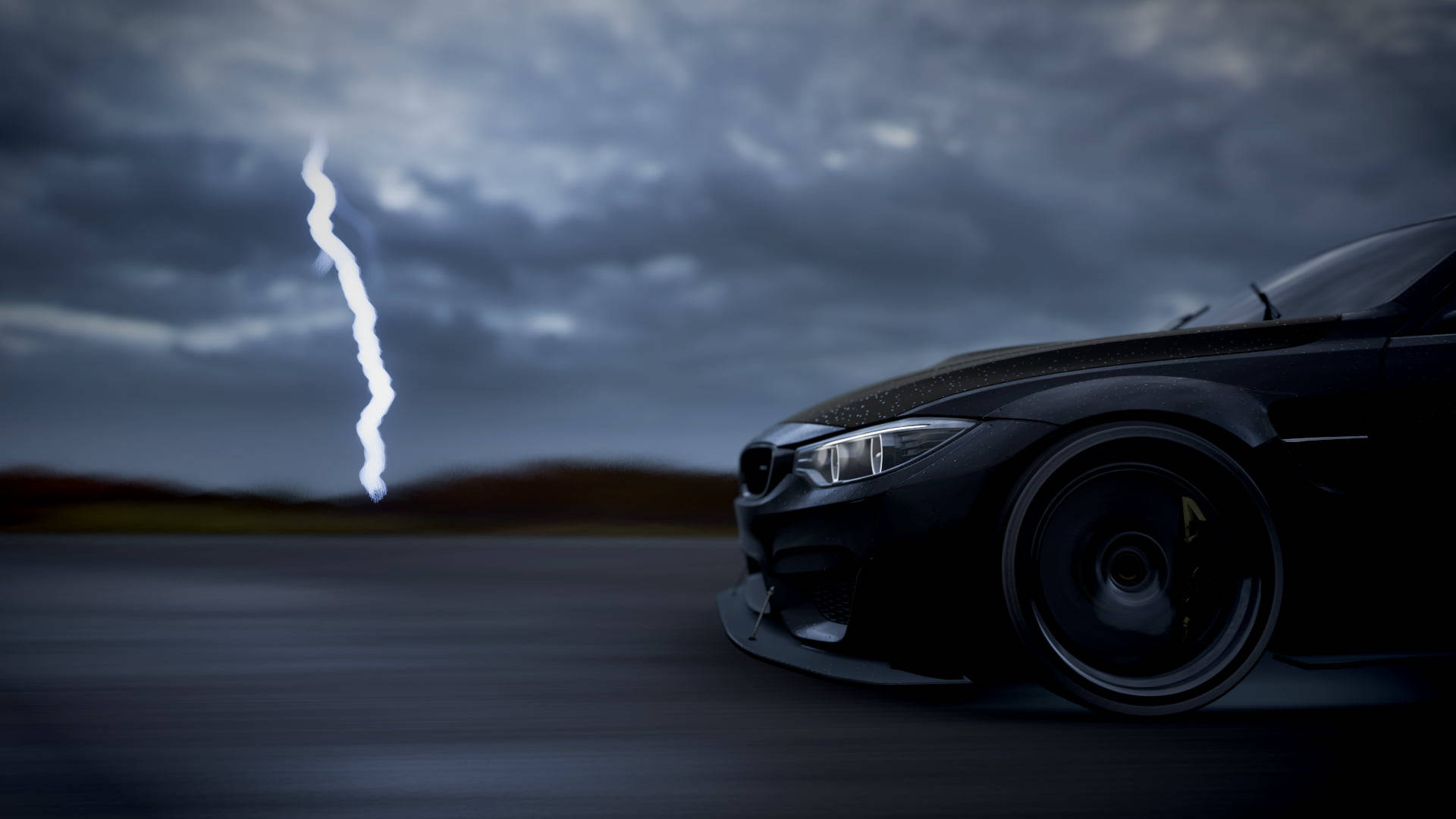 Bmw M4 桌布 壁紙 — 一輛時尚的黑色跑車在暴風雨的天空下滑行，一道鮮明的閃電在附近擊中。
