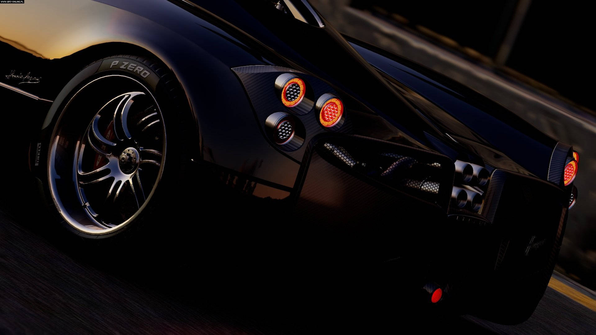Project Cars 4K Pagani Huayra 壁紙 — 一輛時尚的黑色跑車帶有發光的橙色尾燈，在黃昏時沿著黑暗的道路疾馳。
