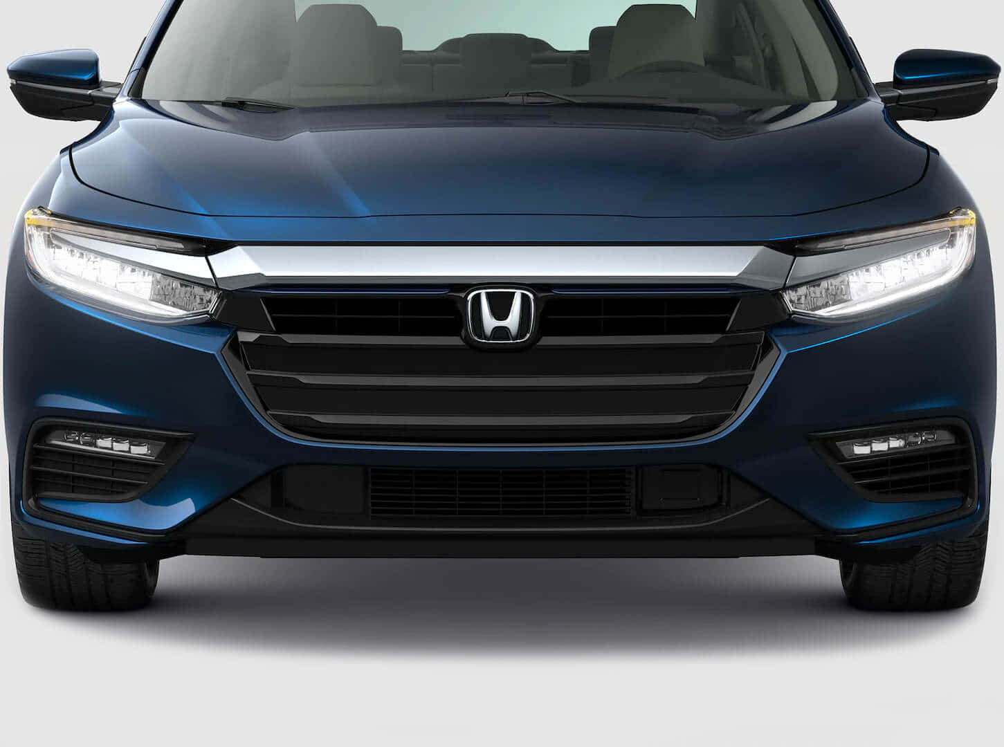 Honda Insight 桌布 壁紙 — 一輛時尚藍色本田汽車的正面視圖，配備鋒利頭燈和鍍鉻飾邊，背景為純白色。