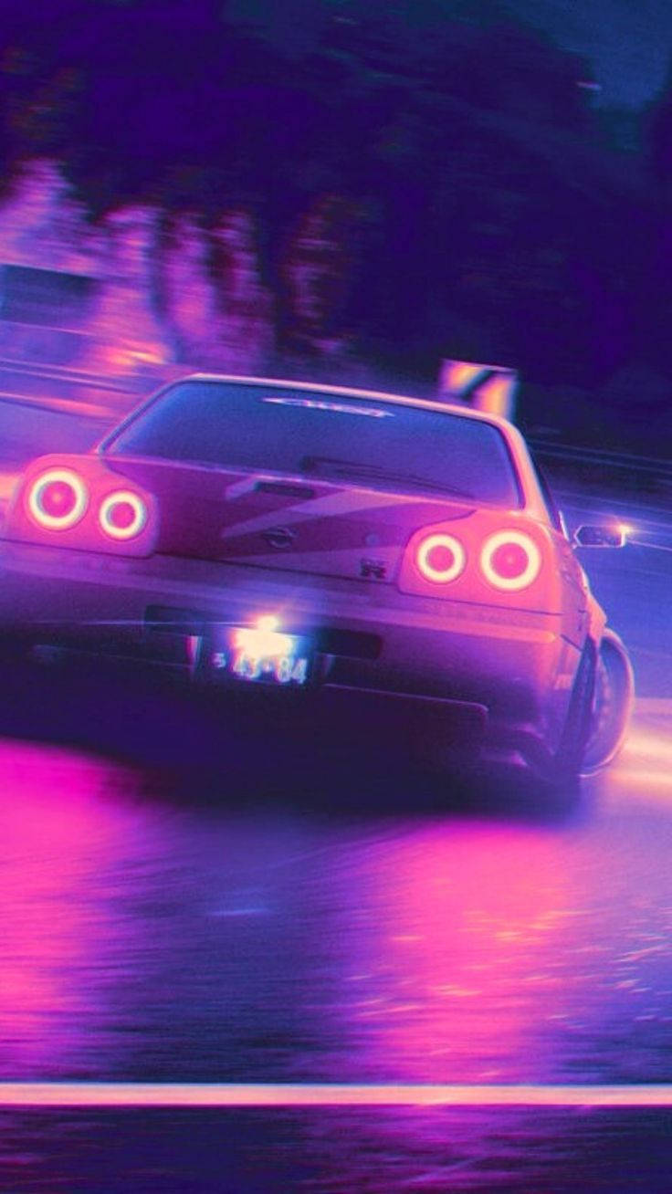 Nissan 桌布 壁紙 — 一輛時尚跑車在霓虹燈浸染的雨中疾馳，圓形尾燈發出光芒，映照在濕漉漉的路面上。