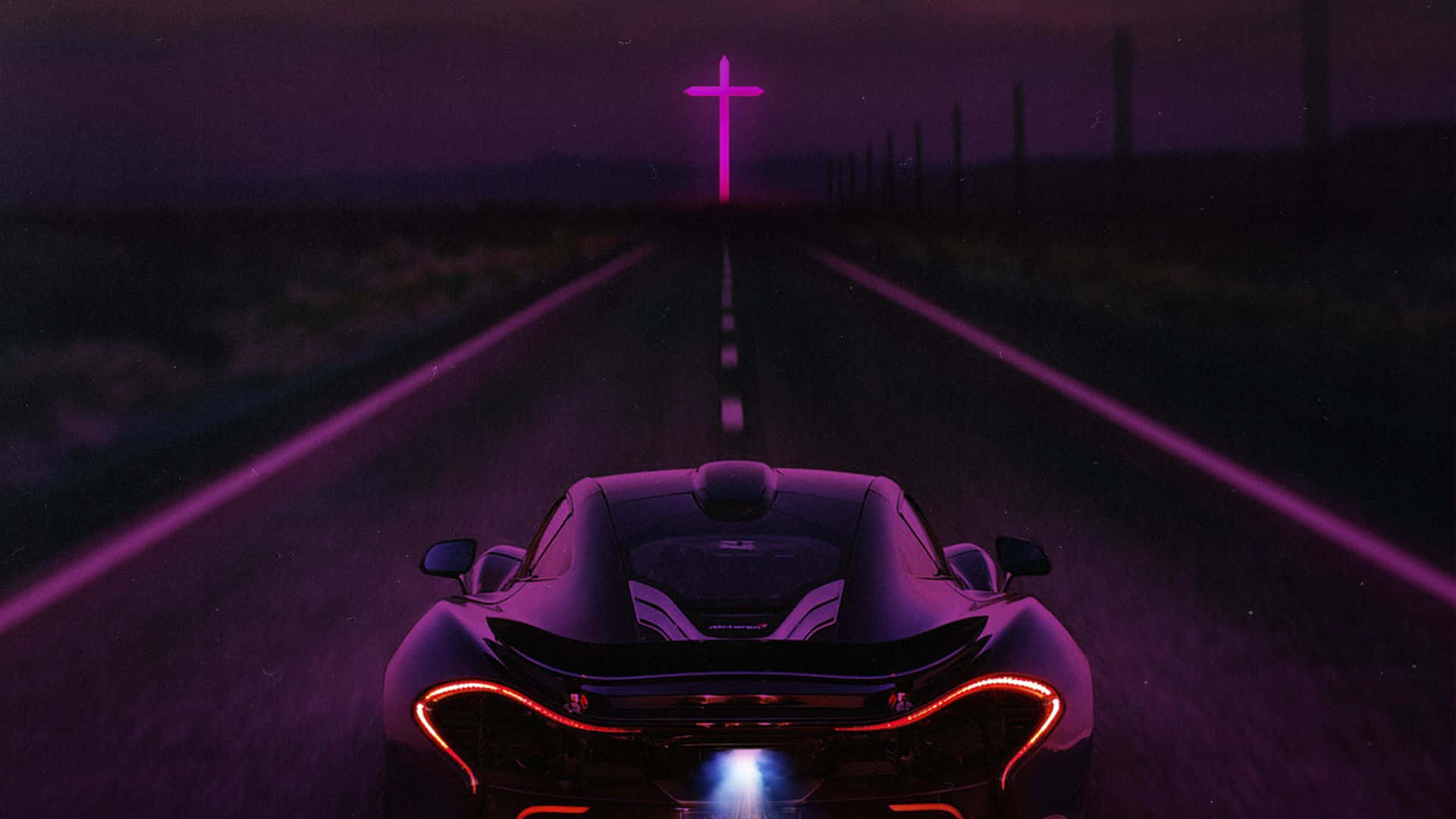 The Weeknd 桌布 壁紙 — 一輛時尚跑車在黑暗的道路上行駛，朝向紫色暮光天空下發光的粉紅色十字架。