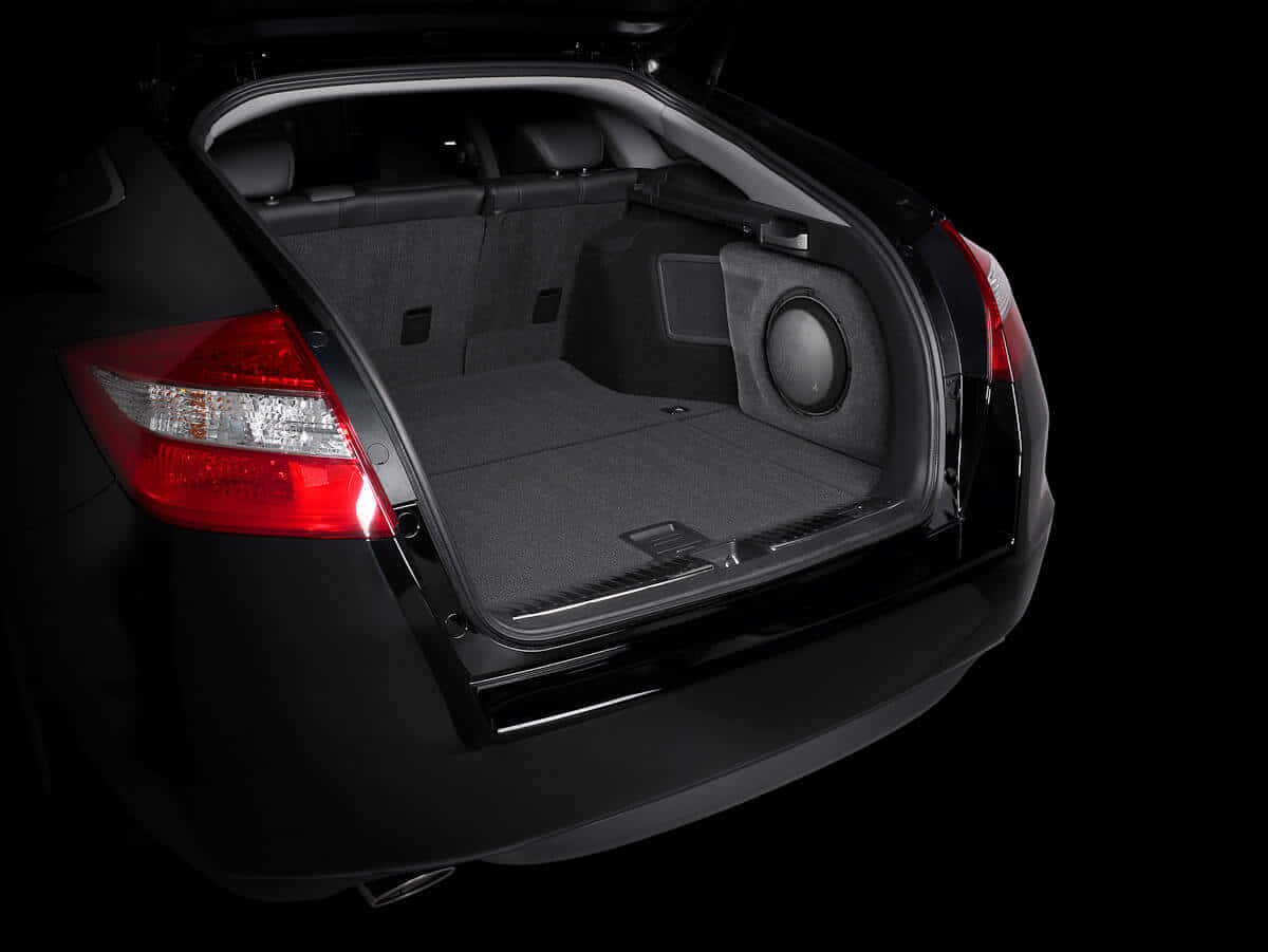Honda Crosstour 桌布 壁紙 — 一輛時尚黑色汽車的打開後備箱，在黑暗背景下展現出定制的音響低音炮系統。