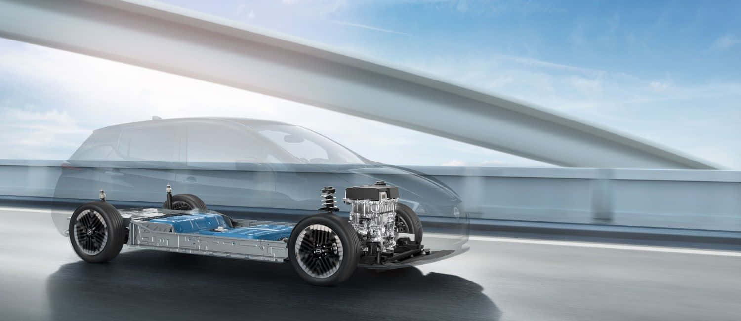 Electric Vehicle 桌布 壁紙 — 一輛未來主義電動車的透明底盤揭示了其藍色電池和機械部件，在晴朗天空下於現代橋樑上疾馳。