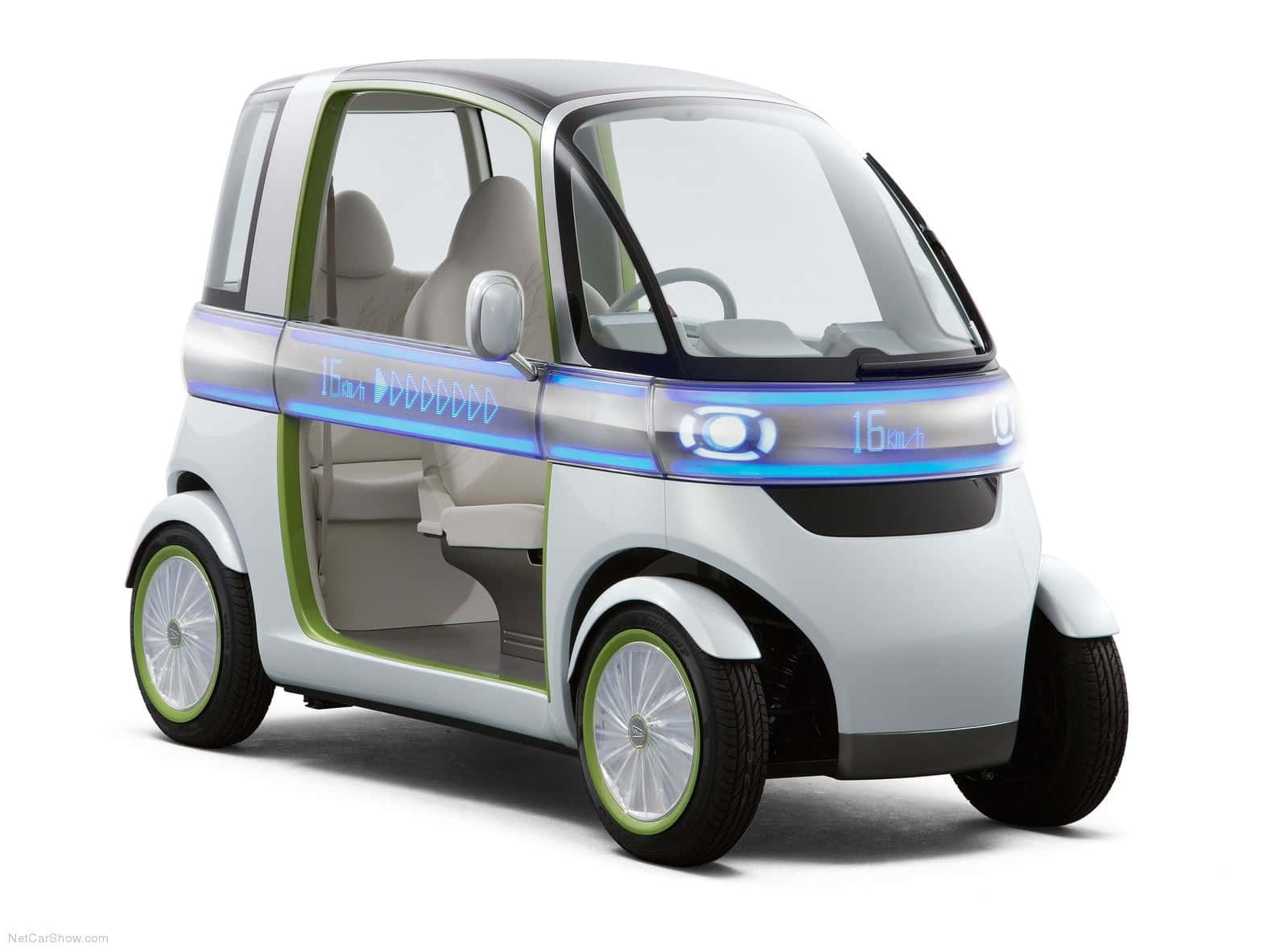 Daihatsu 桌布 壁紙 — 一輛未來風格的白色和綠色緊湊型電動車，帶有藍色發光裝飾，打開的車門露出米色內飾。