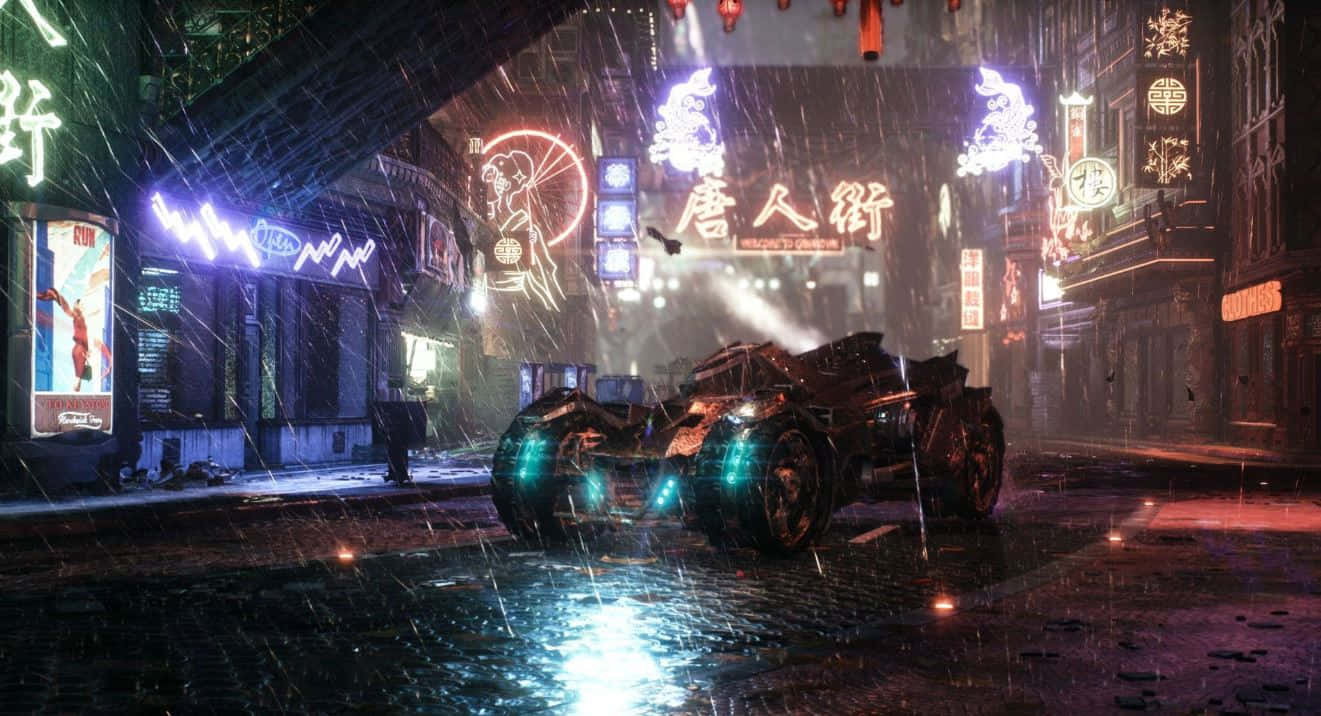 Gotham City 桌布 壁紙 — 一輛未來風格的裝甲車在夜晚的雨濕霓虹燈光 cyberpunk 街道上行駛，散發著青綠色的光芒。