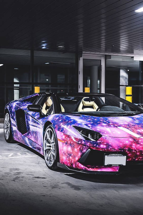 蘭博基尼 桌布 壁紙 — 一輛林寶堅尼 Aventador 開篷跑車，帶有鮮豔的銀河貼膜，停放在現代化室內車庫中，在人工照明下。