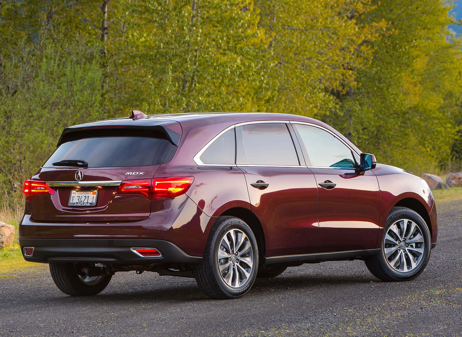 栗色Acura MDX SUV停泊在森林附近的碎石路上。 — 美學白色動態圖 壁紙