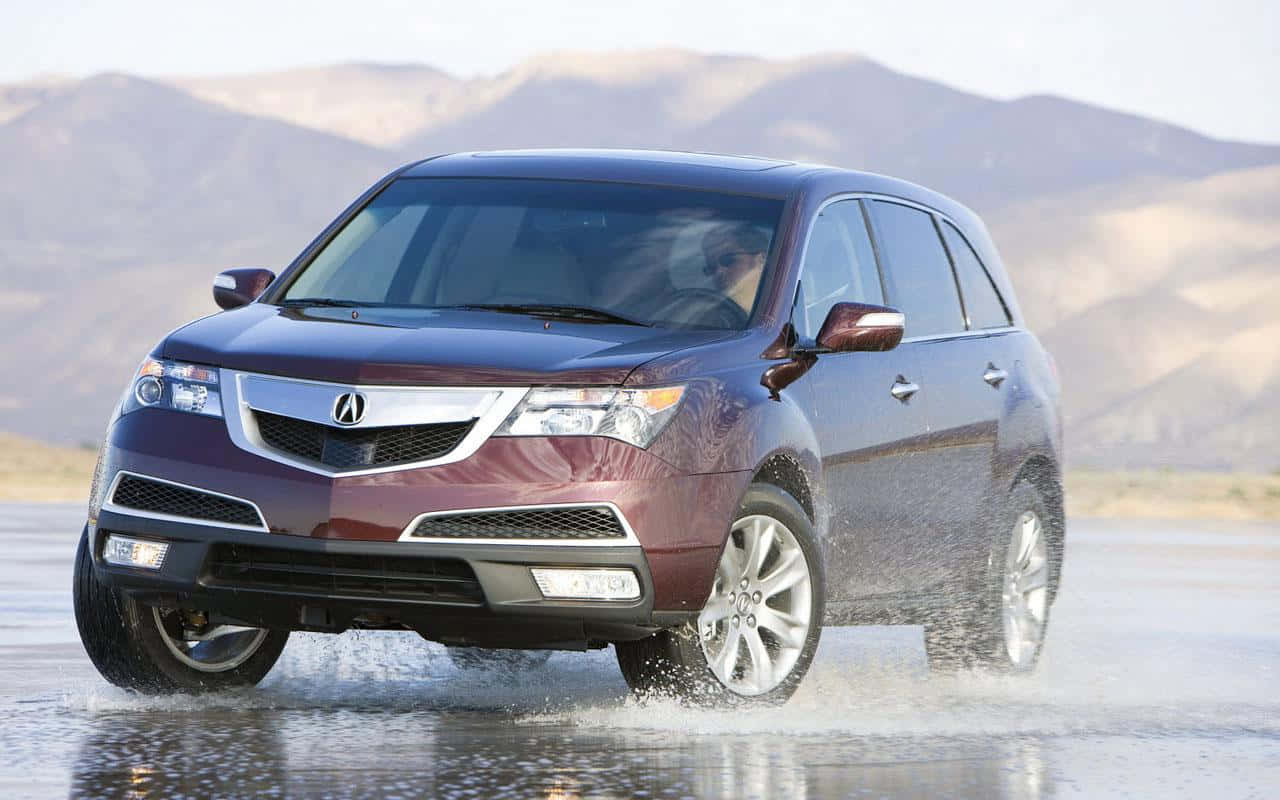 Acura Mdx 桌布 壁紙 — 一輛栗色Acura SUV在淺水中飛濺，背景是山脈。