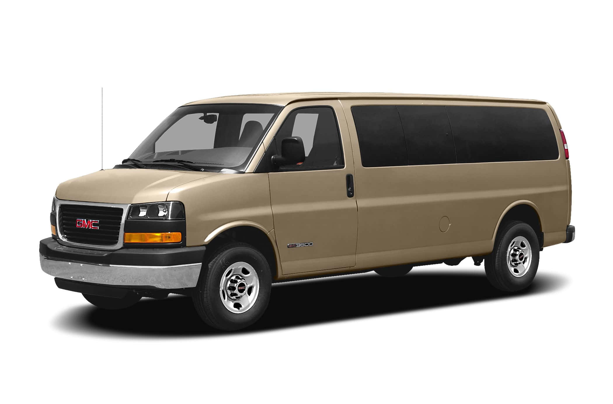 Gmc Savana 桌布 壁紙 — 一輛棕褐色GMC貨車在攝影棚燈光下，以純白背景展示，下方帶有柔和陰影。