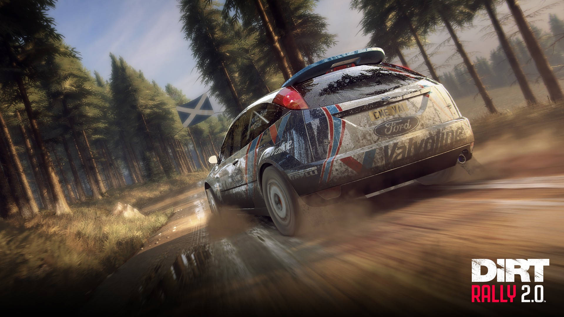 《Dirt Rally》Ford Fiesta 壁紙 — 一輛泥濘的福特拉力賽車在明亮的天空下，在森林泥濘賽道上高速行駛，揚起灰塵。
