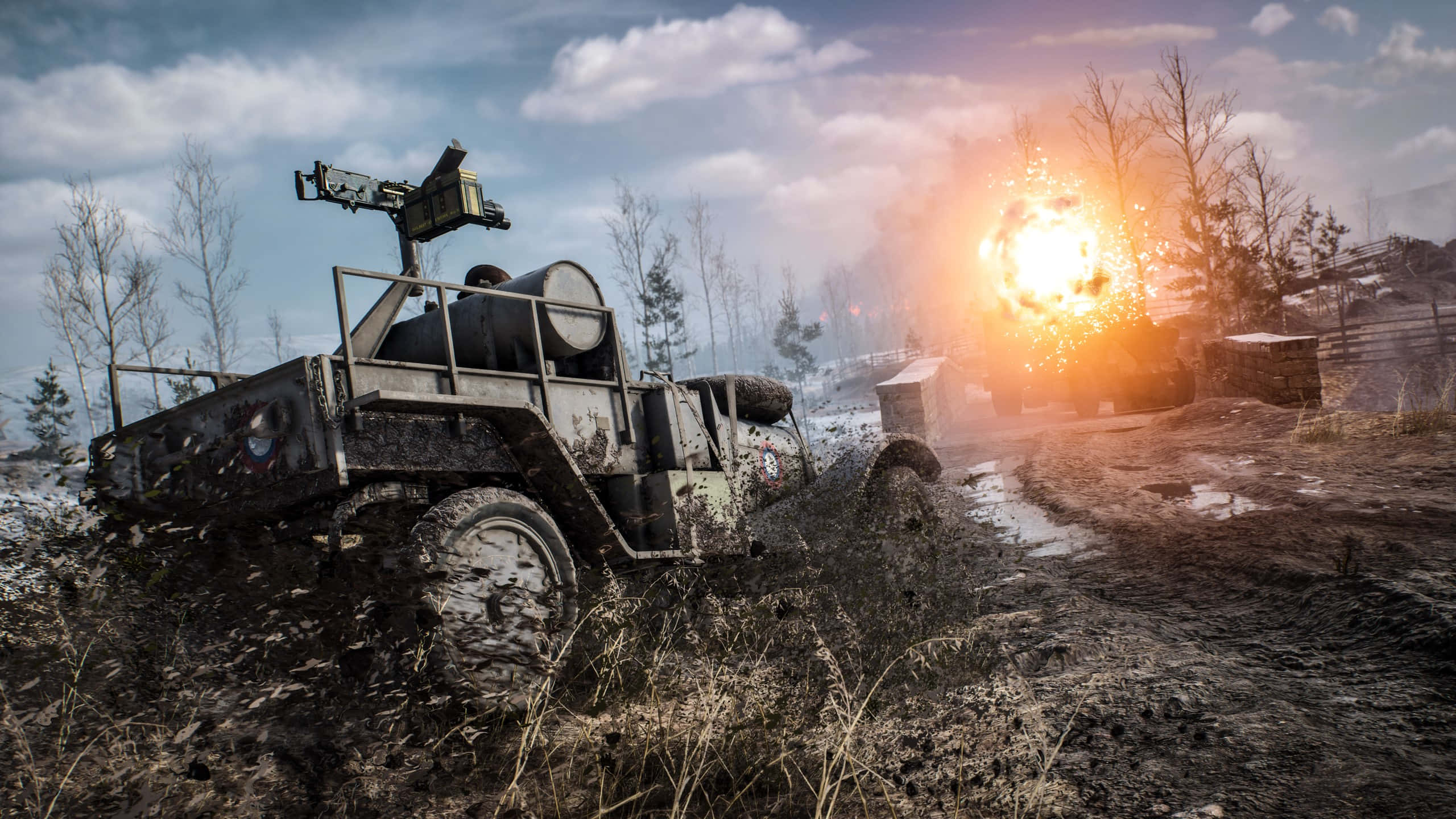 Battlefield Vehicles 桌布 壁紙 — 一輛泥濘的軍用車輛在雪地中開火，遠處在陰天天空下發生爆炸。