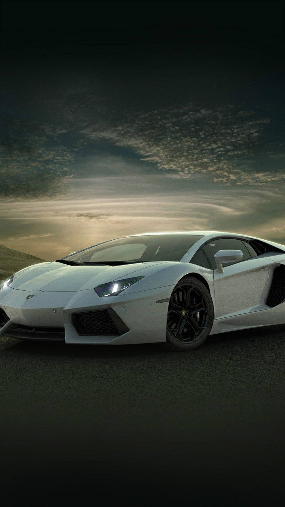 Sports Car 桌布 壁紙 — 一輛流線型的白色林寶堅尼Aventador在戲劇性的暮色天空和旋轉的雲層下閃閃發光。