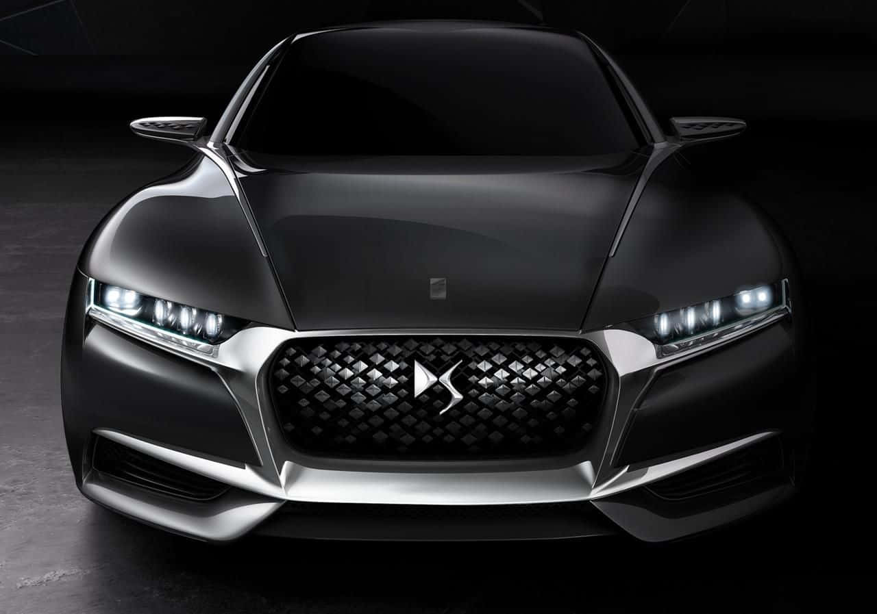 Ds Automobiles 桌布 壁紙 — 一輛流線型的黑色DS Automobiles概念車在黑暗的攝影棚背景下散發出銳利的LED頭燈光芒。