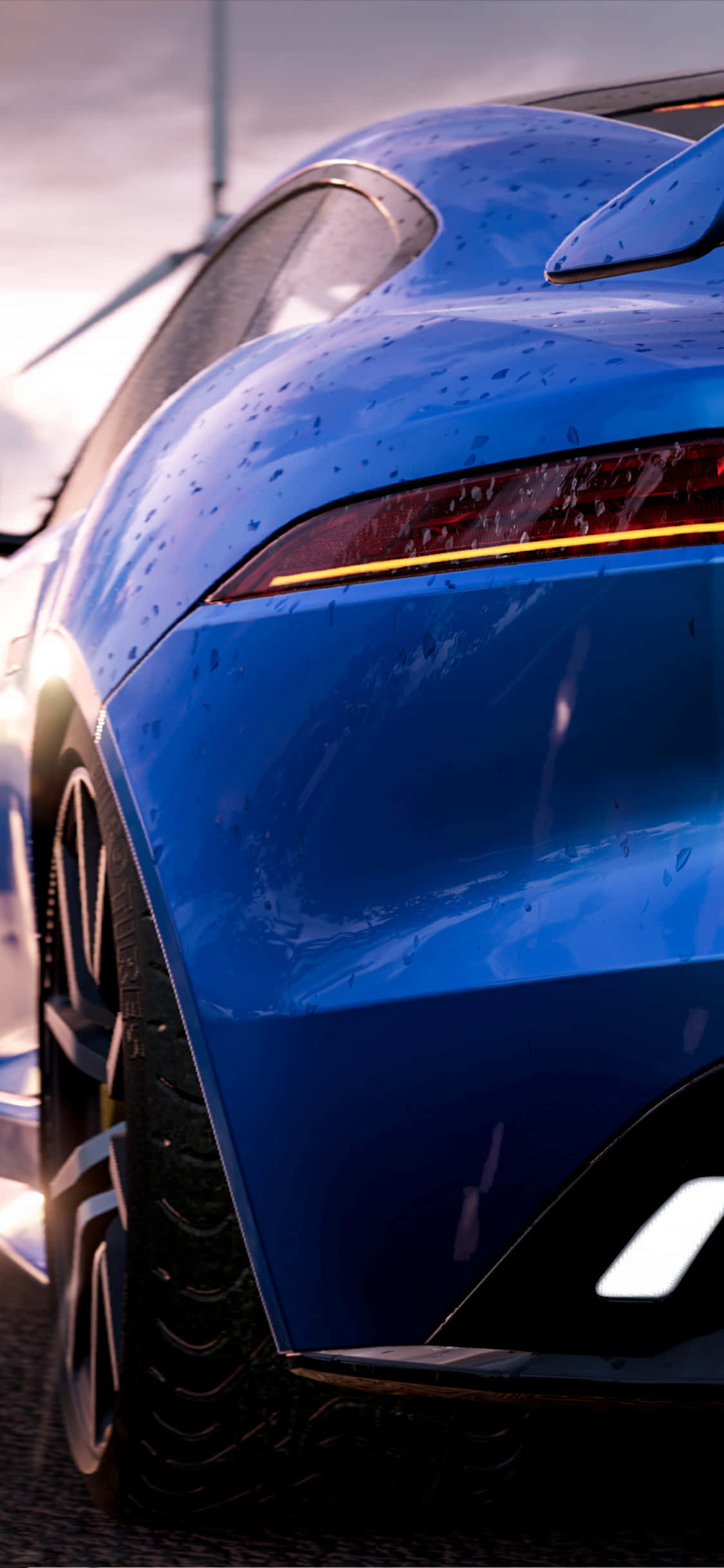 Need for Speed Most Wanted 壁紙 — 一輛流線型藍色跑車在柔和的金色夕陽餘暉下閃爍著雨滴。
