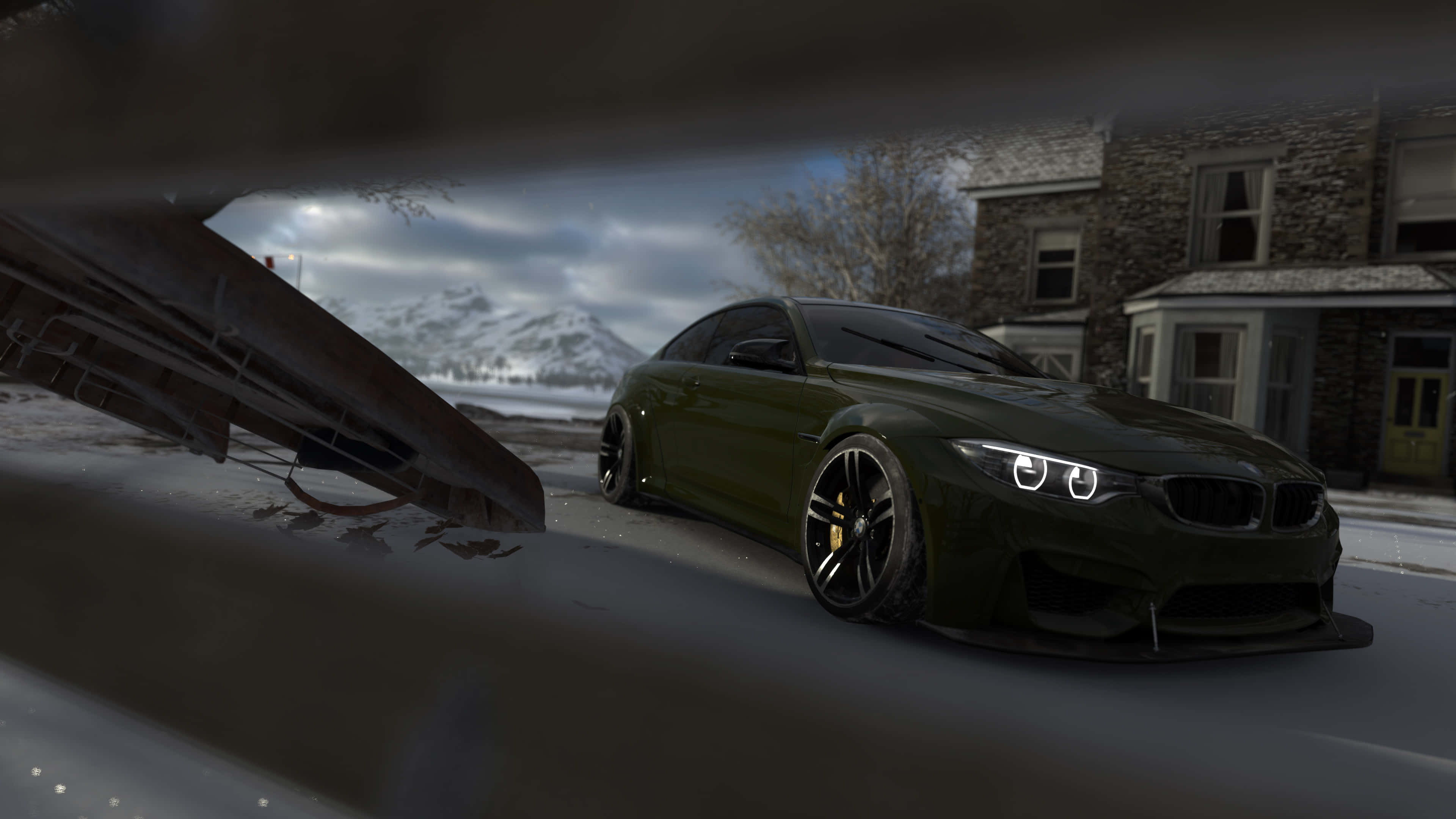 4K BMW 壁紙 桌布 壁紙 — 一輛深綠色寶馬M4雙門跑車停泊在雪路上，背景有積雪的山脈和石屋，天空多雲。