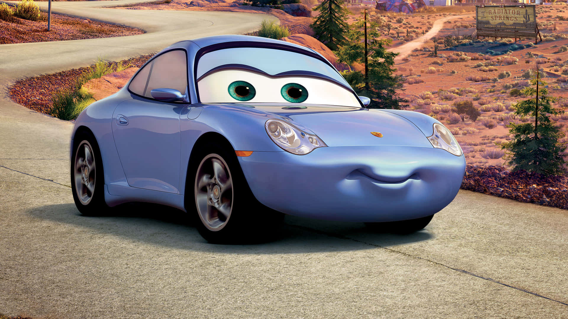 Disney Cars 桌布 壁紙 — 一輛淺藍色動畫保時捷，帶有表情豐富的眼睛，在散熱器泉附近的沙漠道路上微笑。
