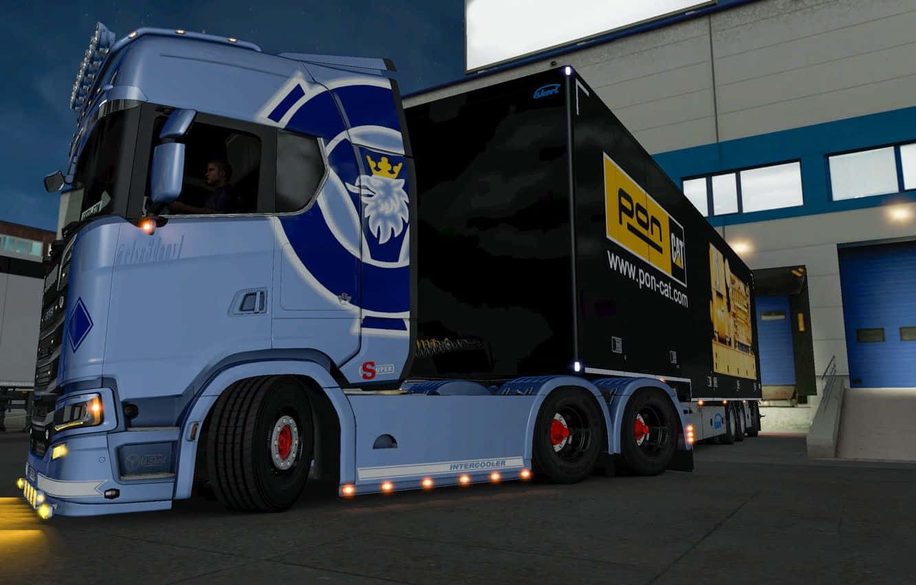Simulation Games 桌布 壁紙 — 一輛淺藍色半掛卡車帶有白色獅子標誌和黑色拖車，在黃昏時停泊在倉庫。