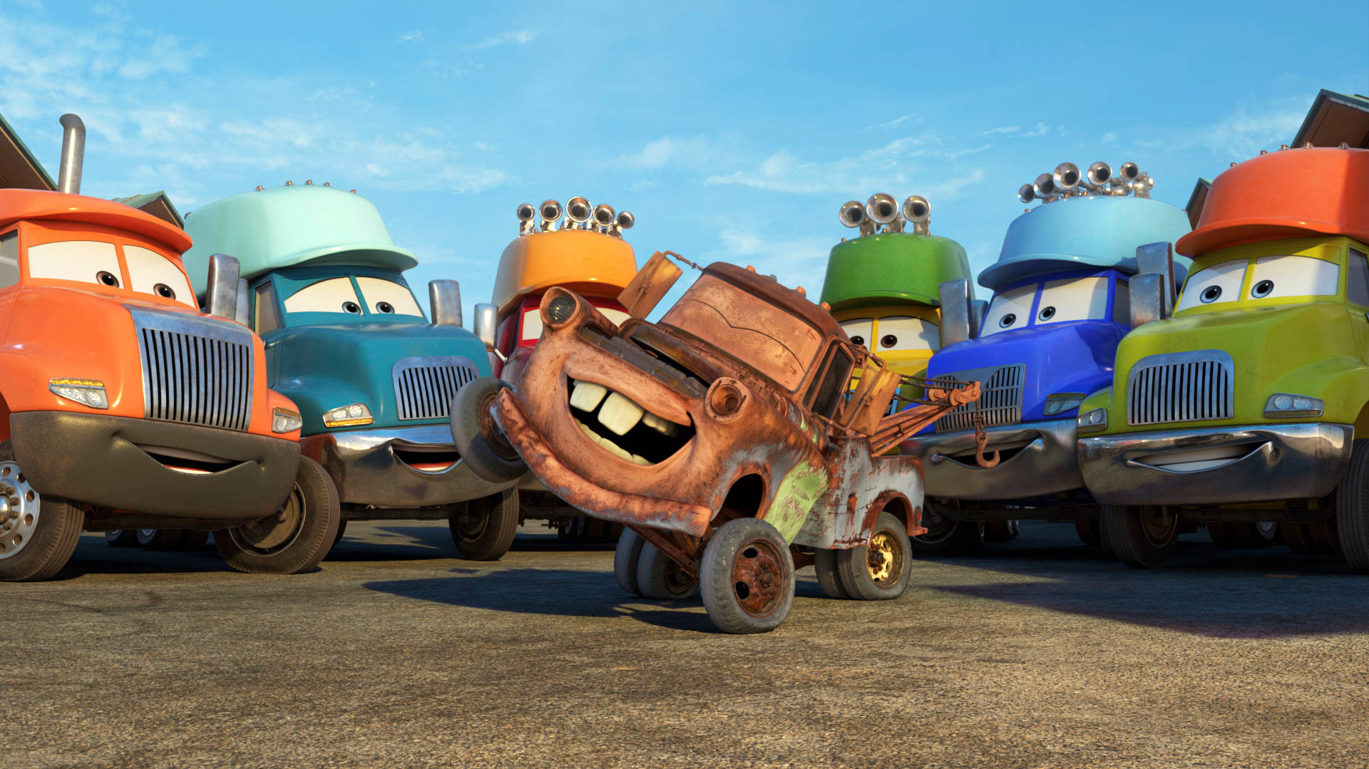 Disney Cars 桌布 壁紙 — 一輛生鏽的動畫拖車帶著燦爛的笑容，在明亮的藍天下自豪地站在色彩繽紛的貨櫃車之間。