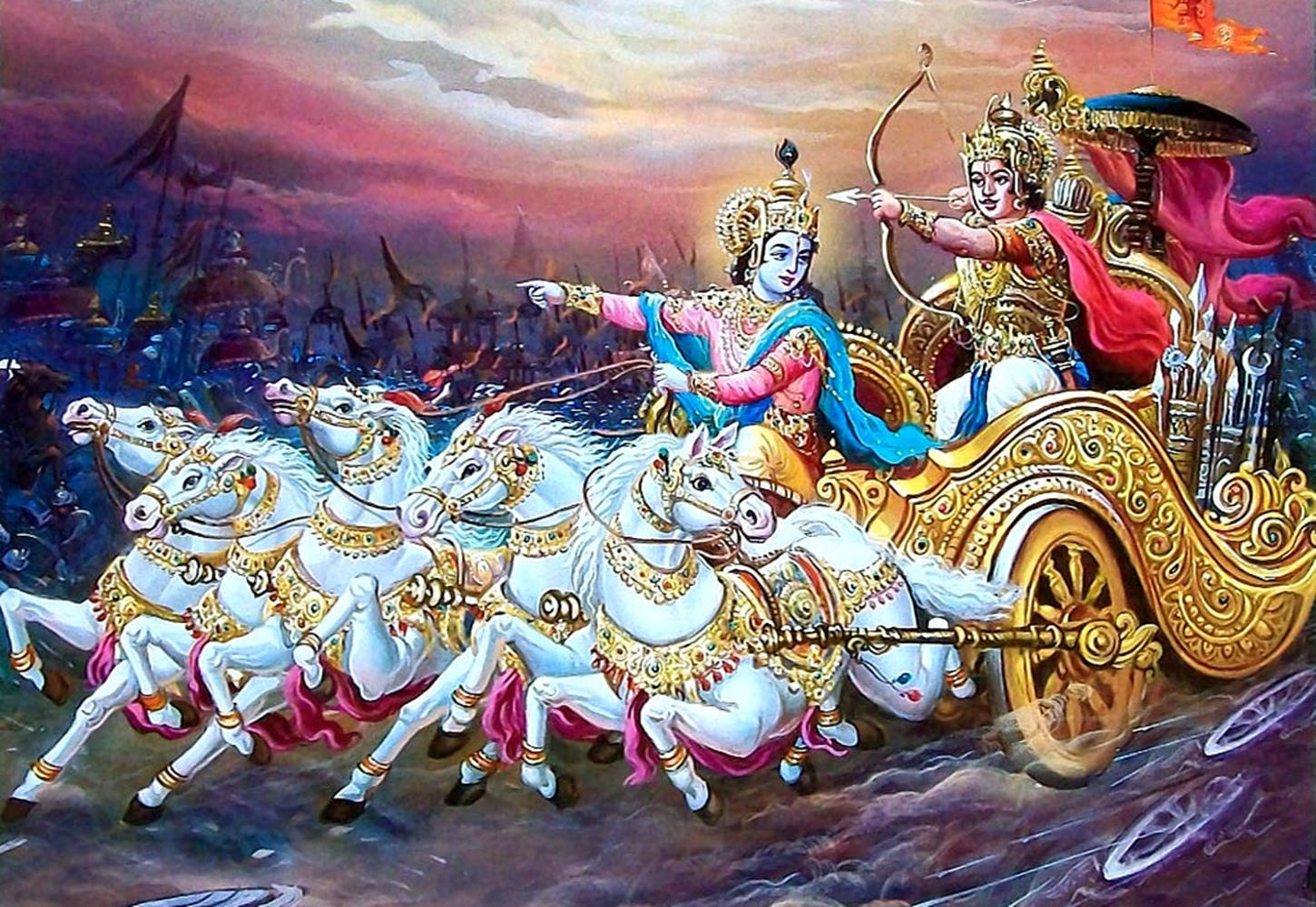 Krishna Arjun 桌布 壁紙 — 一輛由四匹白馬拉動的神聖戰車在日落時分的戰場上奔馳，遠處有戰士和旗幟。