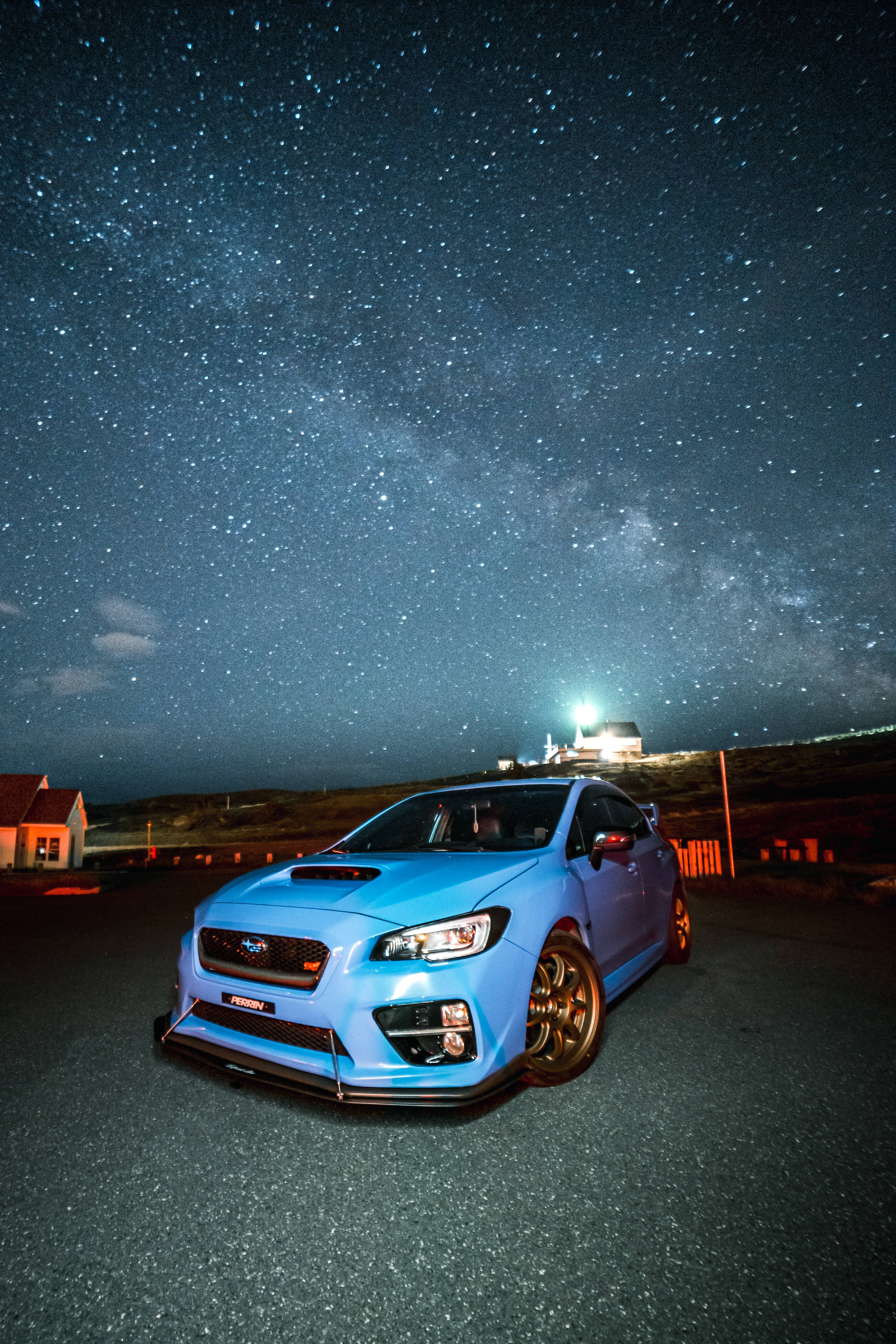 Sports Car 桌布 壁紙 — 一輛發光的藍色Subaru WRX STI停泊在星空下，銀河拱橋般橫跨天際。