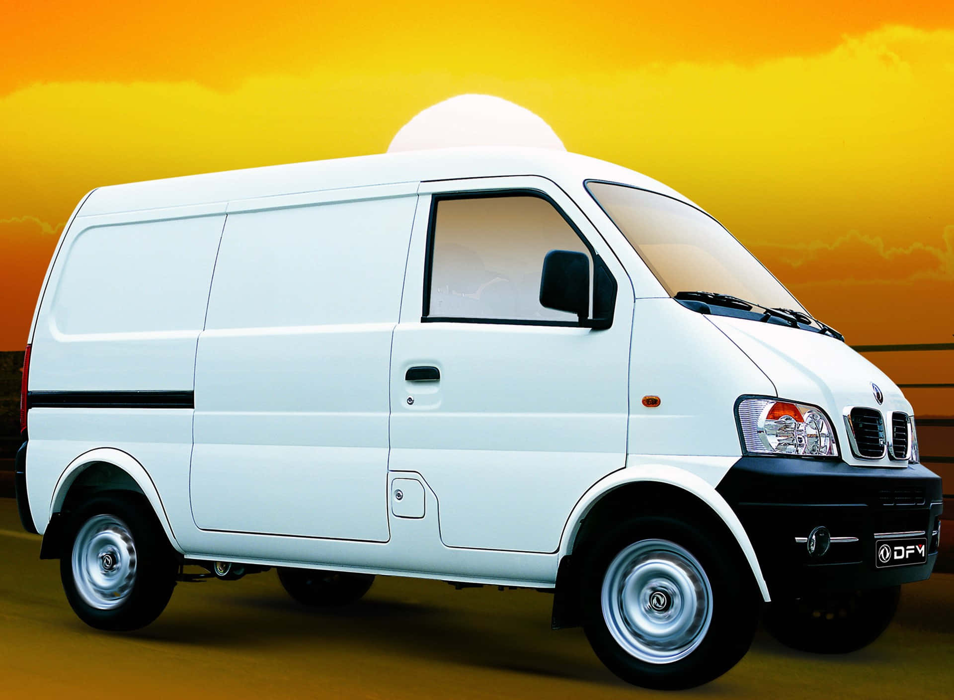 Dongfeng 桌布 壁紙 — 一輛白色DFM貨車停在充滿活力的橙色日落天空下，伴隨著柔軟的雲朵。