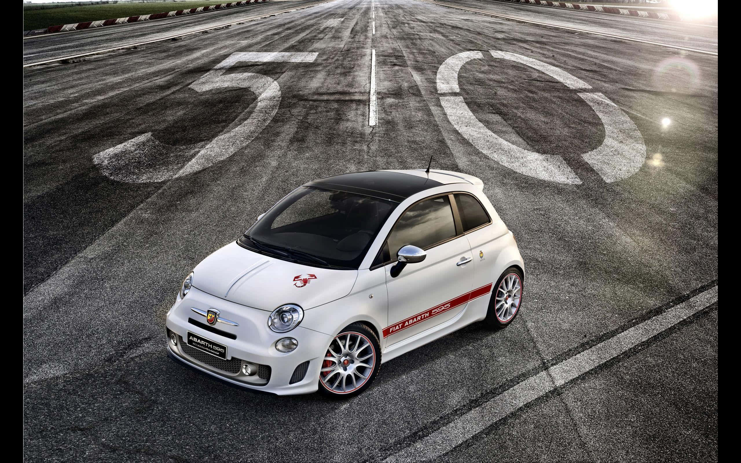 Abarth 桌布 壁紙 — 一輛白色Fiat Abarth 500賽車帶有紅色點綴，位於賽道中央，賽道上漆有大型白色「50」字樣。
