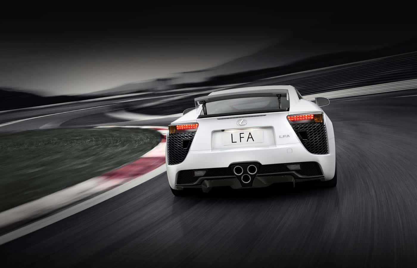 Lexus Lfa 桌布 壁紙 — 一輛白色Lexus LFA跑車在蜿蜒的賽道上高速飛馳，呈現動態模糊和戲劇性燈光效果。