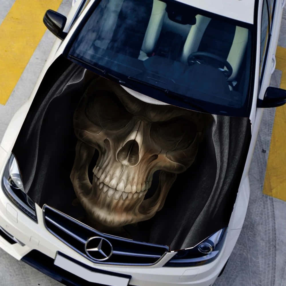 Car Hood 桌布 壁紙 — 一輛白色Mercedes汽車引擎蓋打開，露出引擎艙上一個大型逼真的骷髏貼紙。