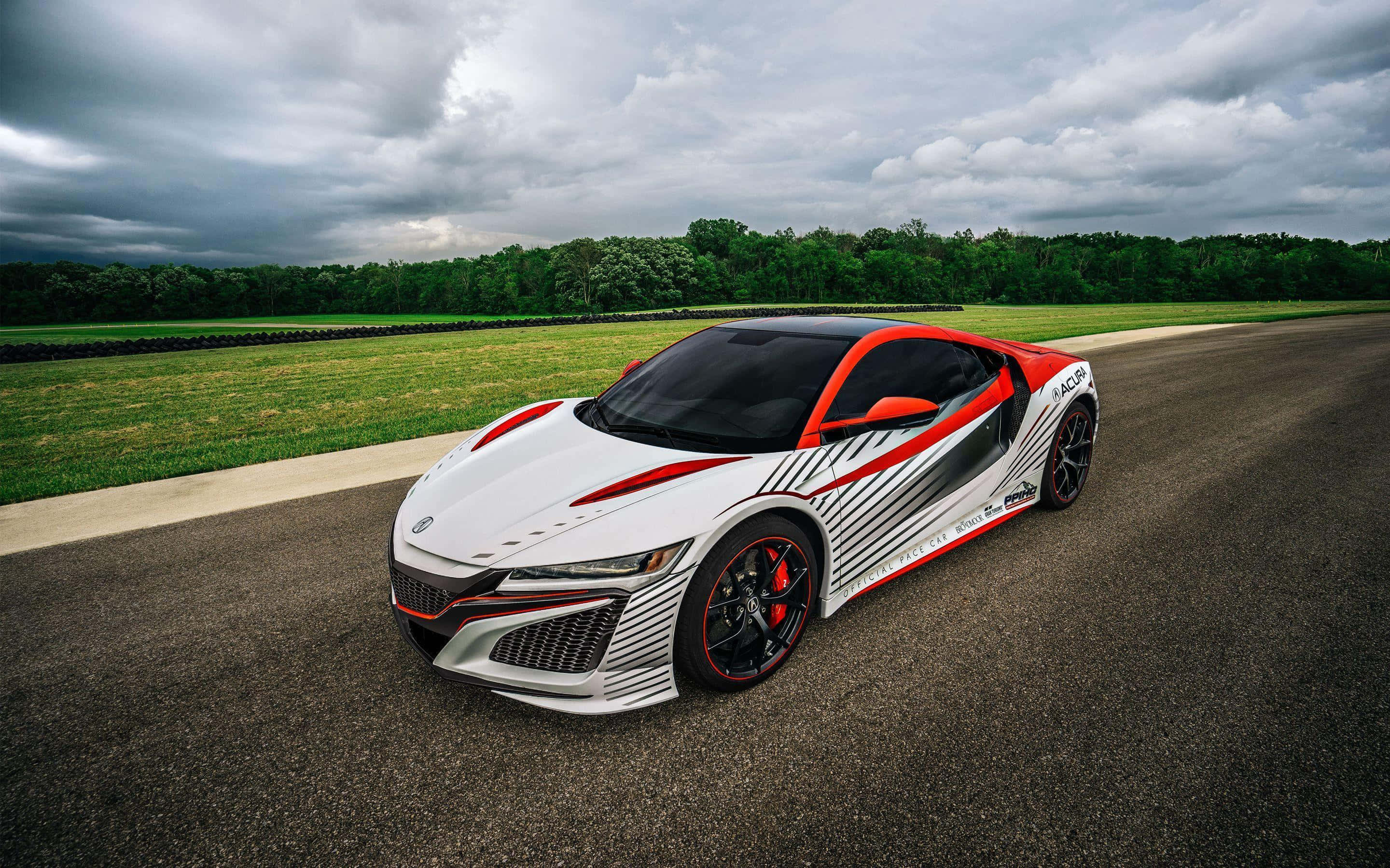 Acura Nsx 桌布 壁紙 — 一輛白色和紅色的本田NSX賽車，帶有黑色點綴，停在瀝青賽道上，背景是戲劇性的多雲天空。