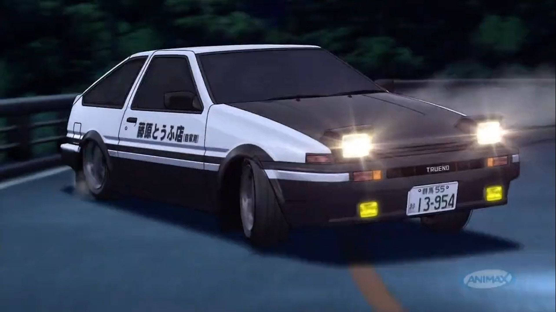 Initial D Trueno Panda 壁紙 — 一輛白色和黑色的AE86跑車在夜間濕滑的道路上疾馳，車頭燈閃耀，輪胎煙霧尾隨。