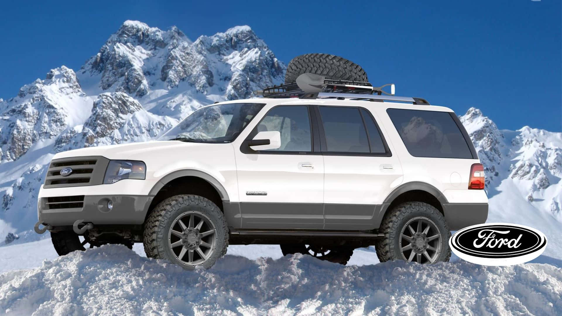 Ford Expedition 桌布 壁紙 — 一輛白色福特Expedition SUV配備車頂行李架和備用輪胎，屹立在雪地地形上，背景是晴朗藍天下雄偉的雪山。