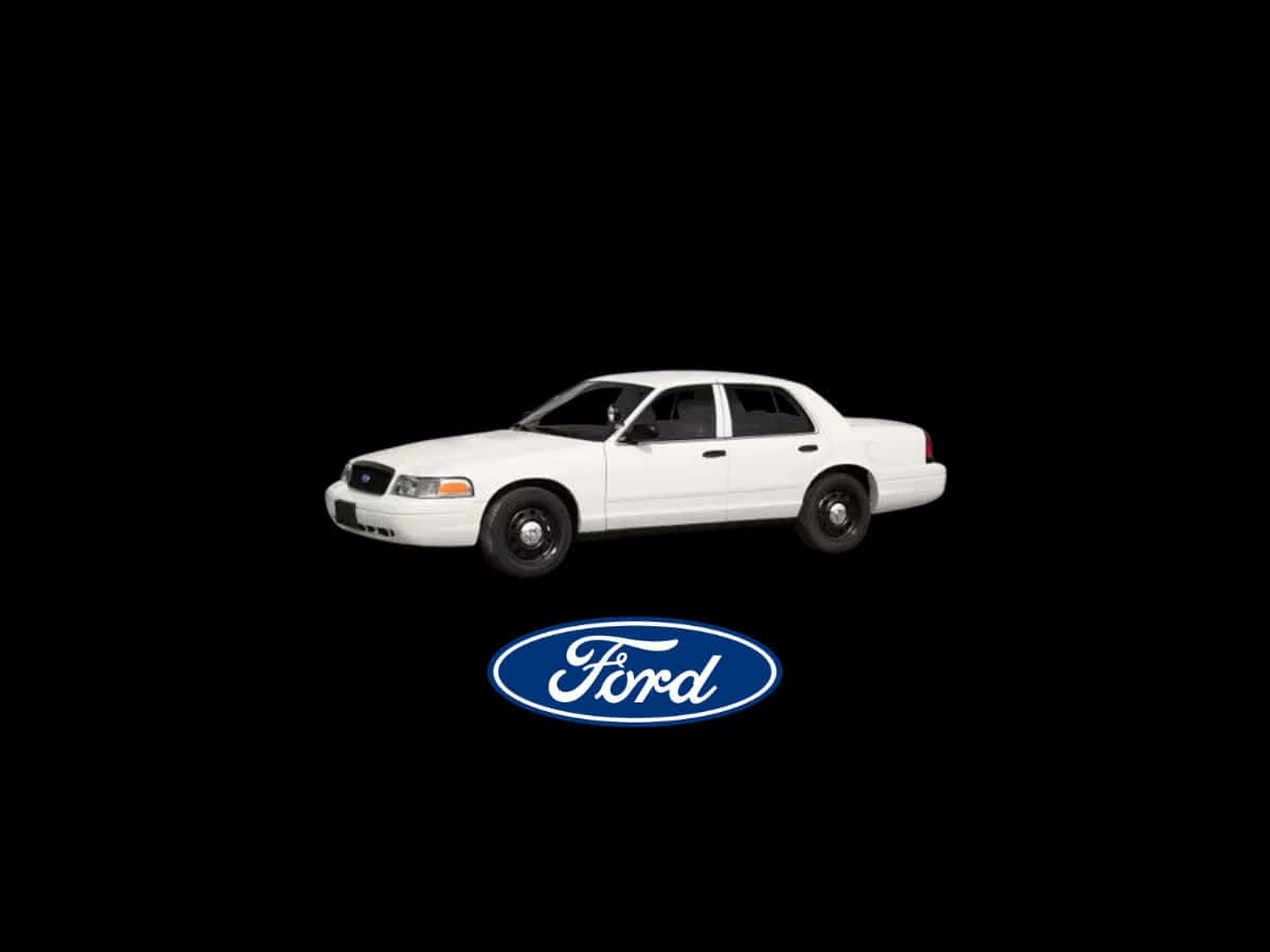 Ford Crown Victoria 桌布 壁紙 — 一輛白色福特皇冠維多利亞轎車，在黑色背景上孤立，下方有藍色橢圓形福特標誌。