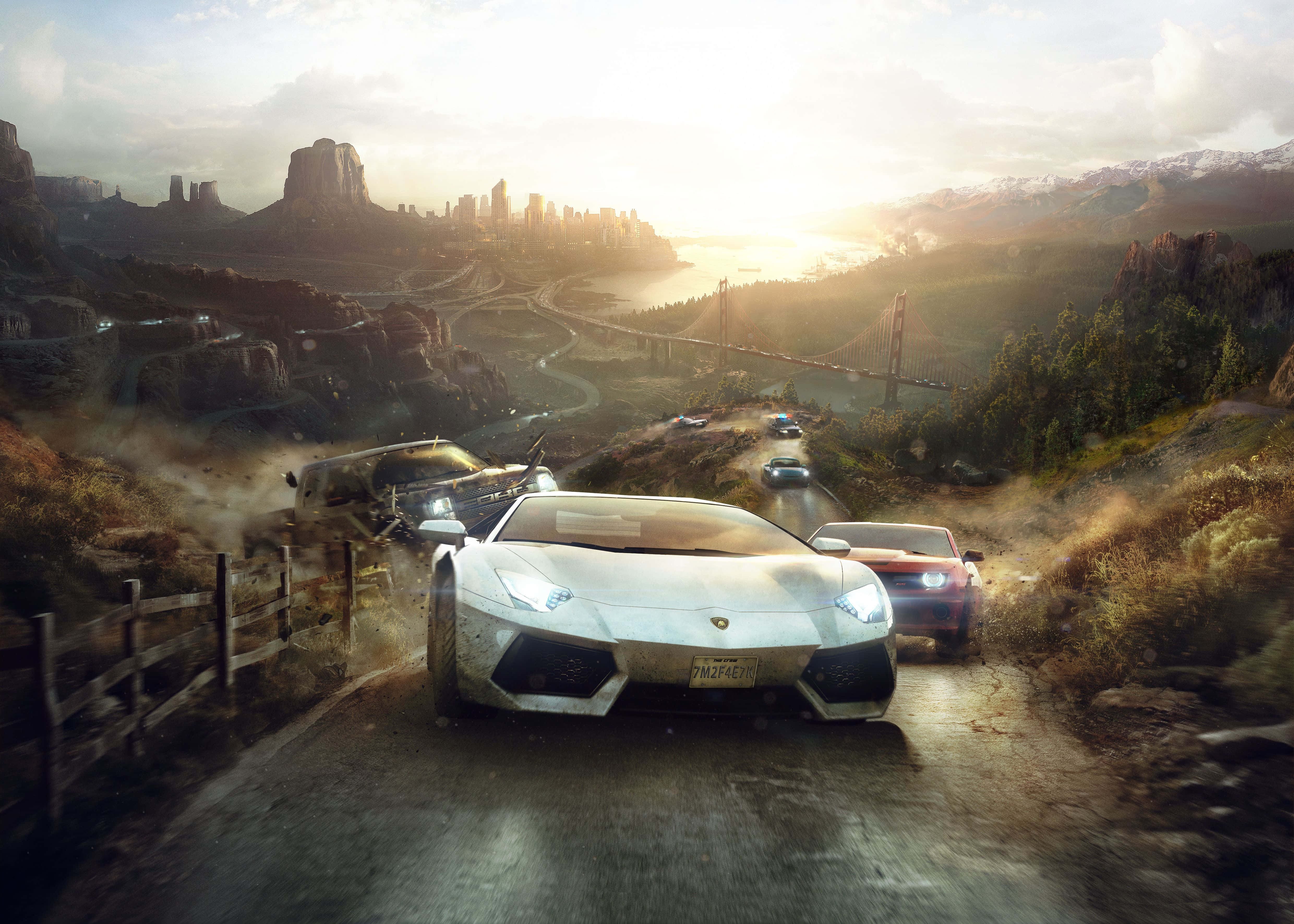 Racing Games 桌布 壁紙 — 一輛白色跑車在塵土飛揚的山路上飛馳，未來城市與橋樑在金色夕陽下閃耀。