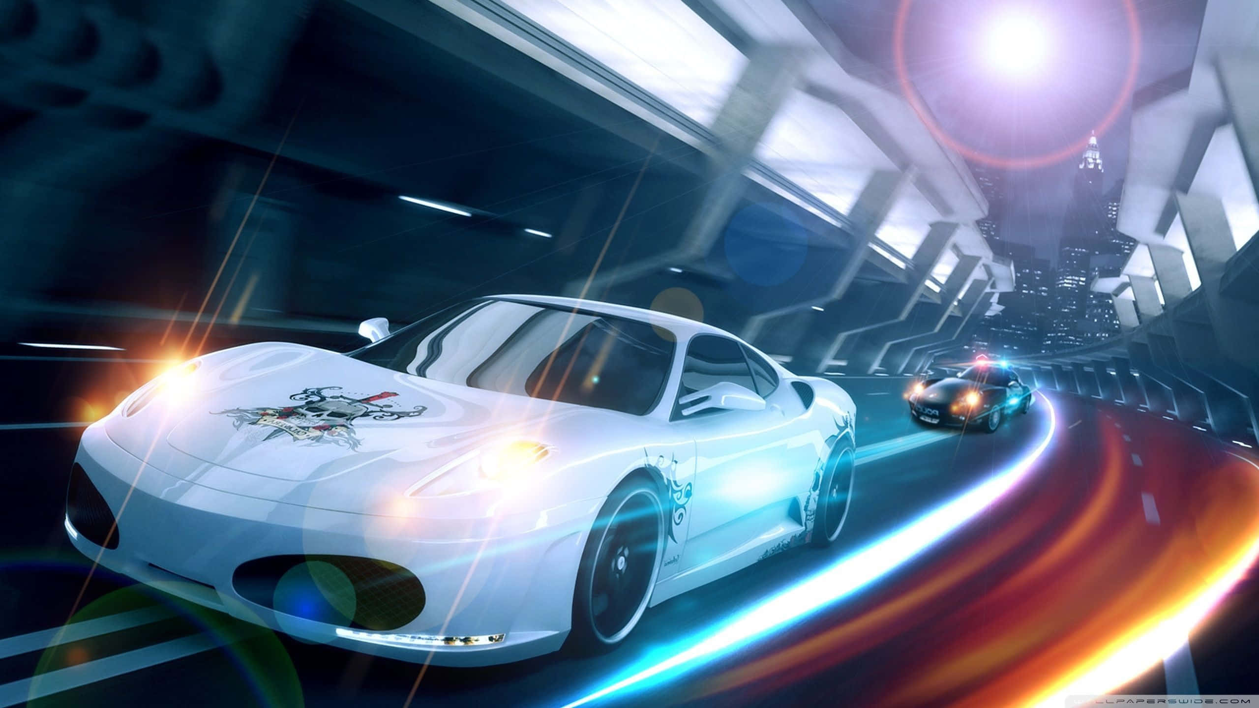 Car Design 桌布 壁紙 — 一輛白色跑車在霓虹燈閃爍的未來感隧道中飛馳，後面有警車追趕。