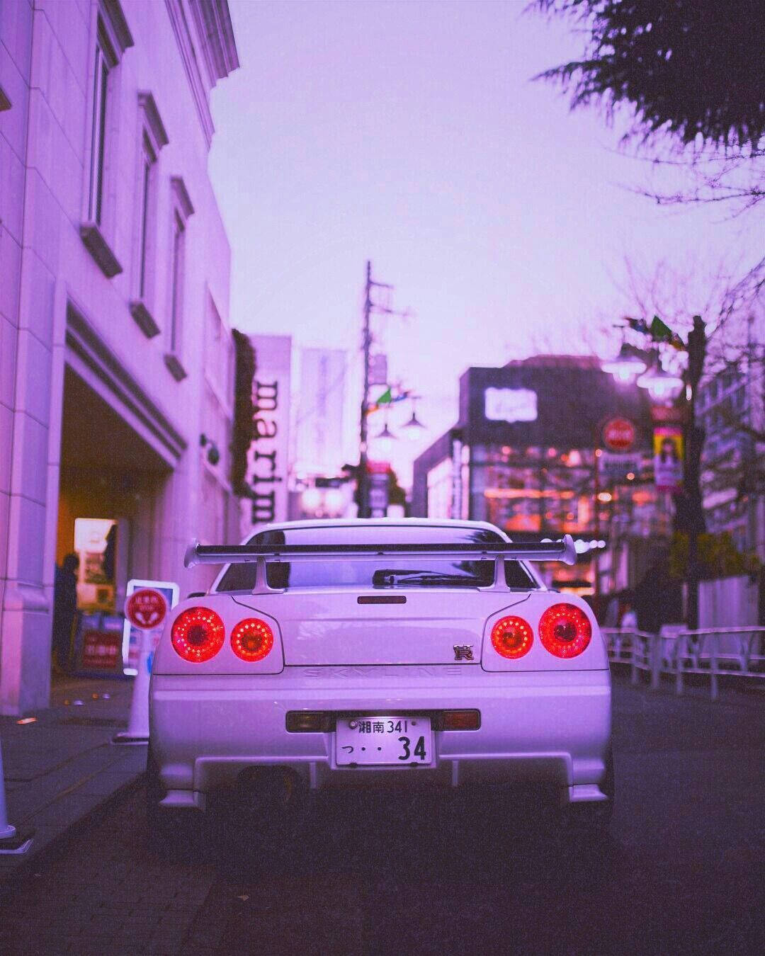 Jdm 美學 桌布 壁紙 — 一輛白色跑車在黃昏時停在紫色街道上，紅色尾燈亮起。
