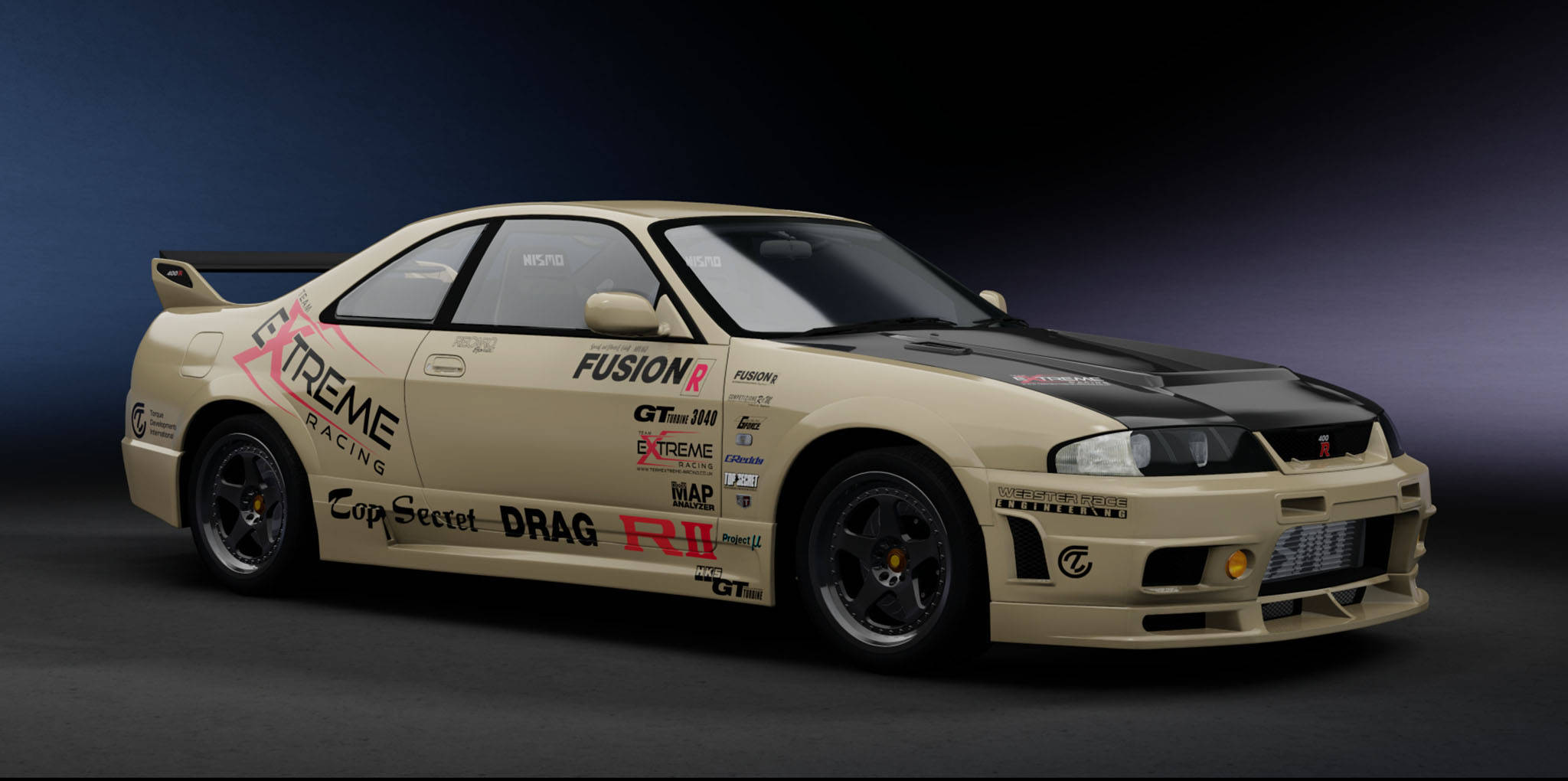Nissan Skyline GTR R33 400R 壁紙 — 一輛米色和黑色的日產Skyline GT-R賽車，帶有贊助商貼紙，在工作室燈光下展示。