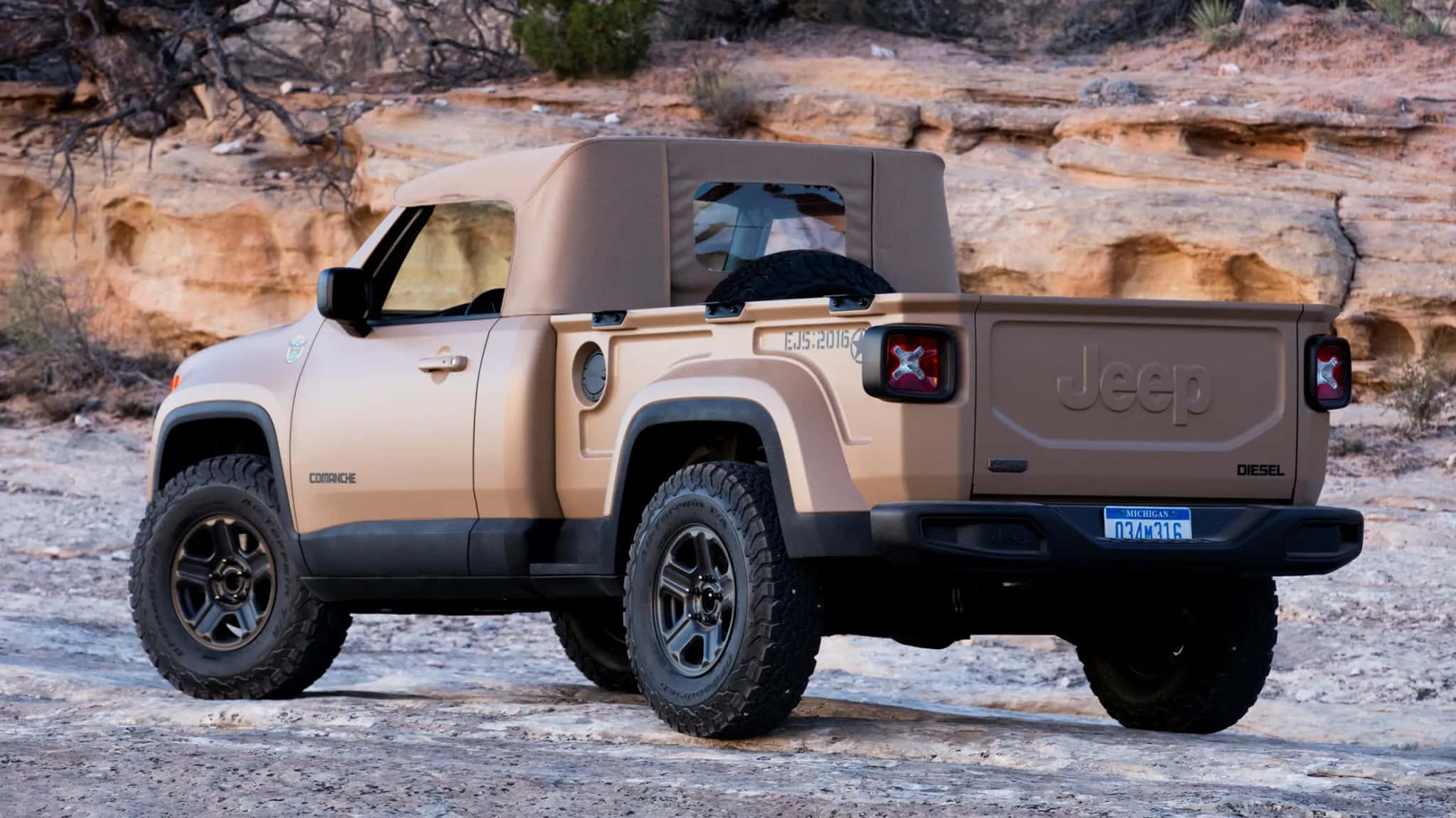 Jeep Comanche 桌布 壁紙 — 一輛米色軟頂Jeep皮卡車停在陽光明媚的岩石沙漠小徑上。