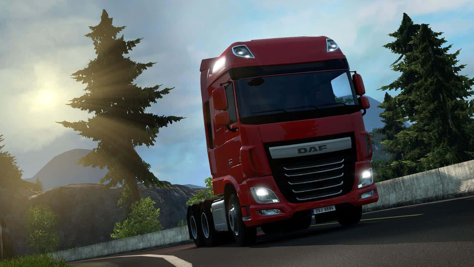 Simulation Games 桌布 壁紙 — 一輛紅色DAF貨車在松樹和陽光穿透雲層的山路上行駛。