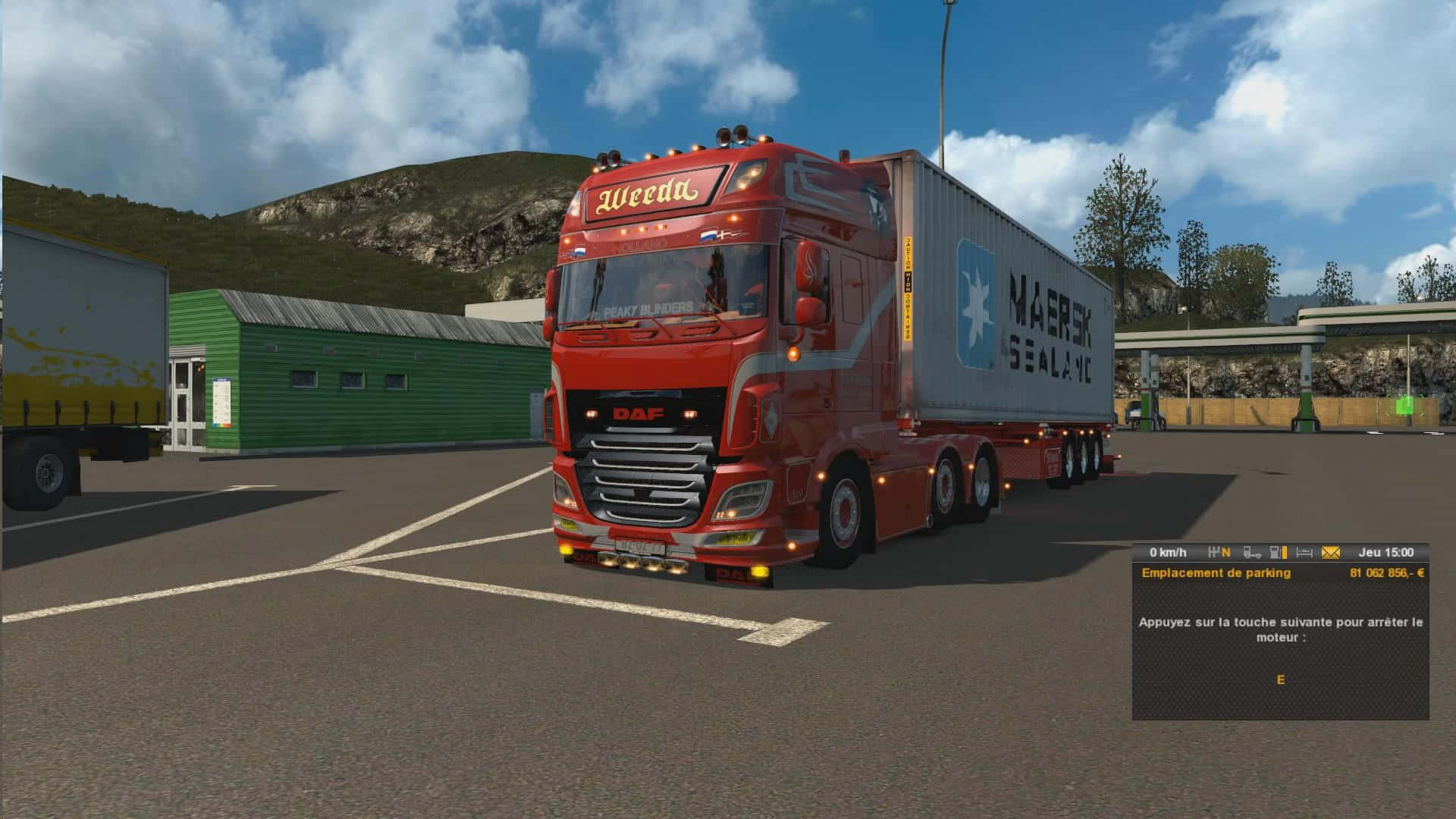 Simulation Games 桌布 壁紙 — 一輛紅色DAF貨車載著Maersk貨櫃，停泊在裝卸區，天空部分多雲。